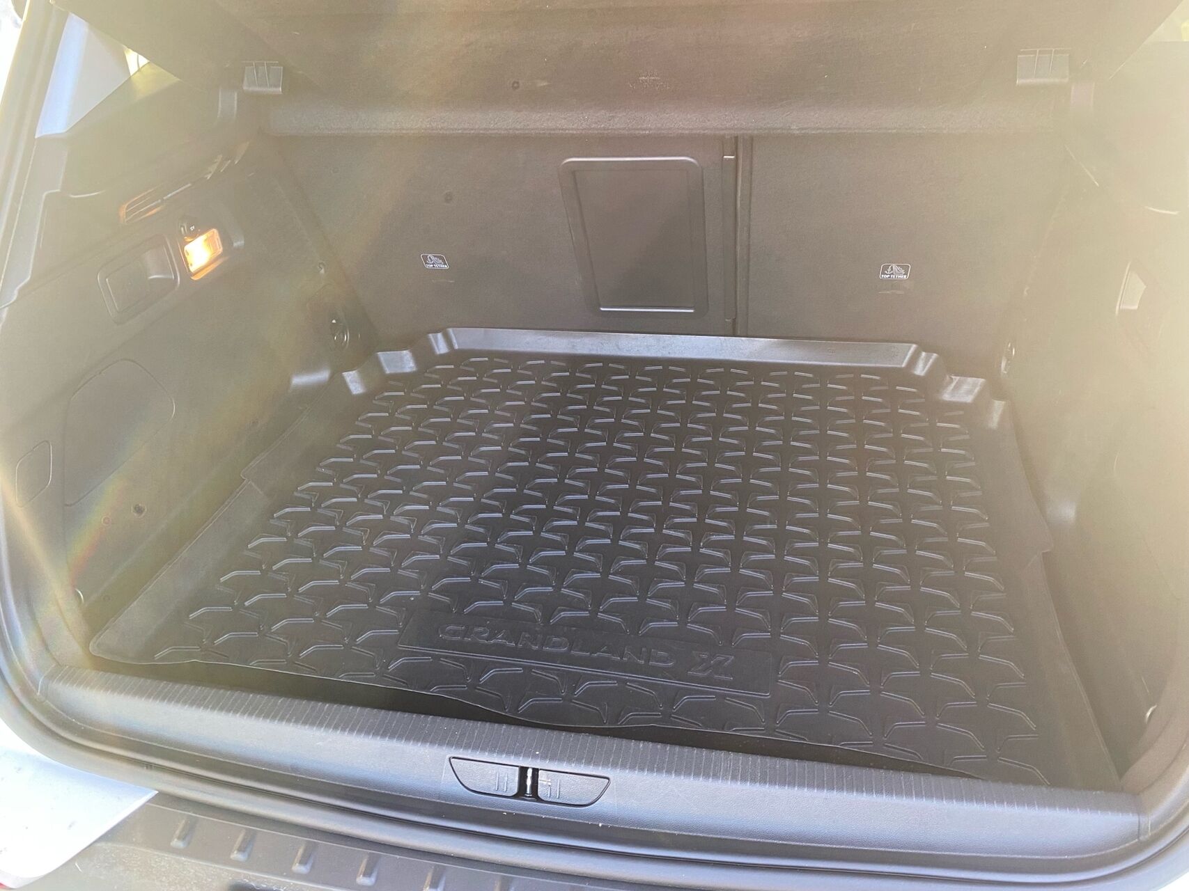 Billede af Opel Grandland X 1,6 PHEV  Plugin-hybrid Cosmo Prestige Pack 225HK 5d 8g Aut.