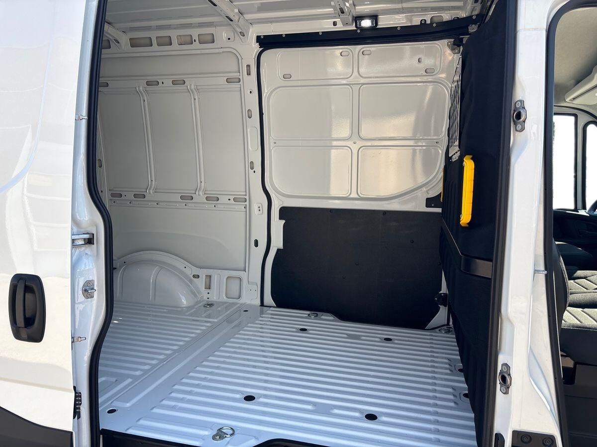 Billede af Iveco Daily 35S18 12m3 3,0 D 180HK Van 8g Aut.