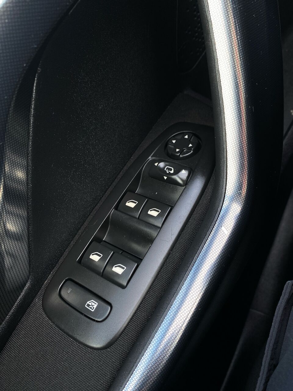 Billede af Peugeot 2008 1,6 BlueHDi Selection Sky 100HK 5d