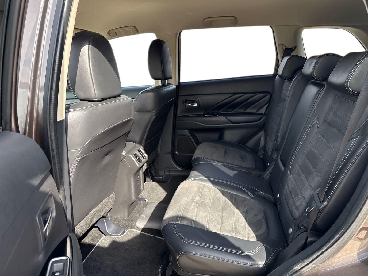 Billede af Mitsubishi Outlander 2,4 PHEV  Plugin-hybrid Invite 4WD 224HK 5d 6g Trinl. Gear