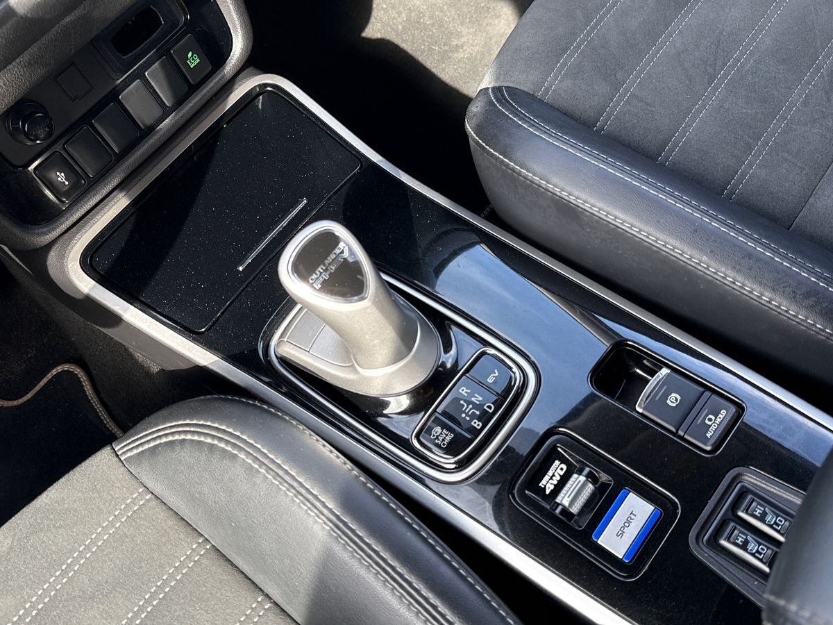 Billede af Mitsubishi Outlander 2,4 PHEV  Plugin-hybrid Invite 4WD 224HK 5d 6g Trinl. Gear