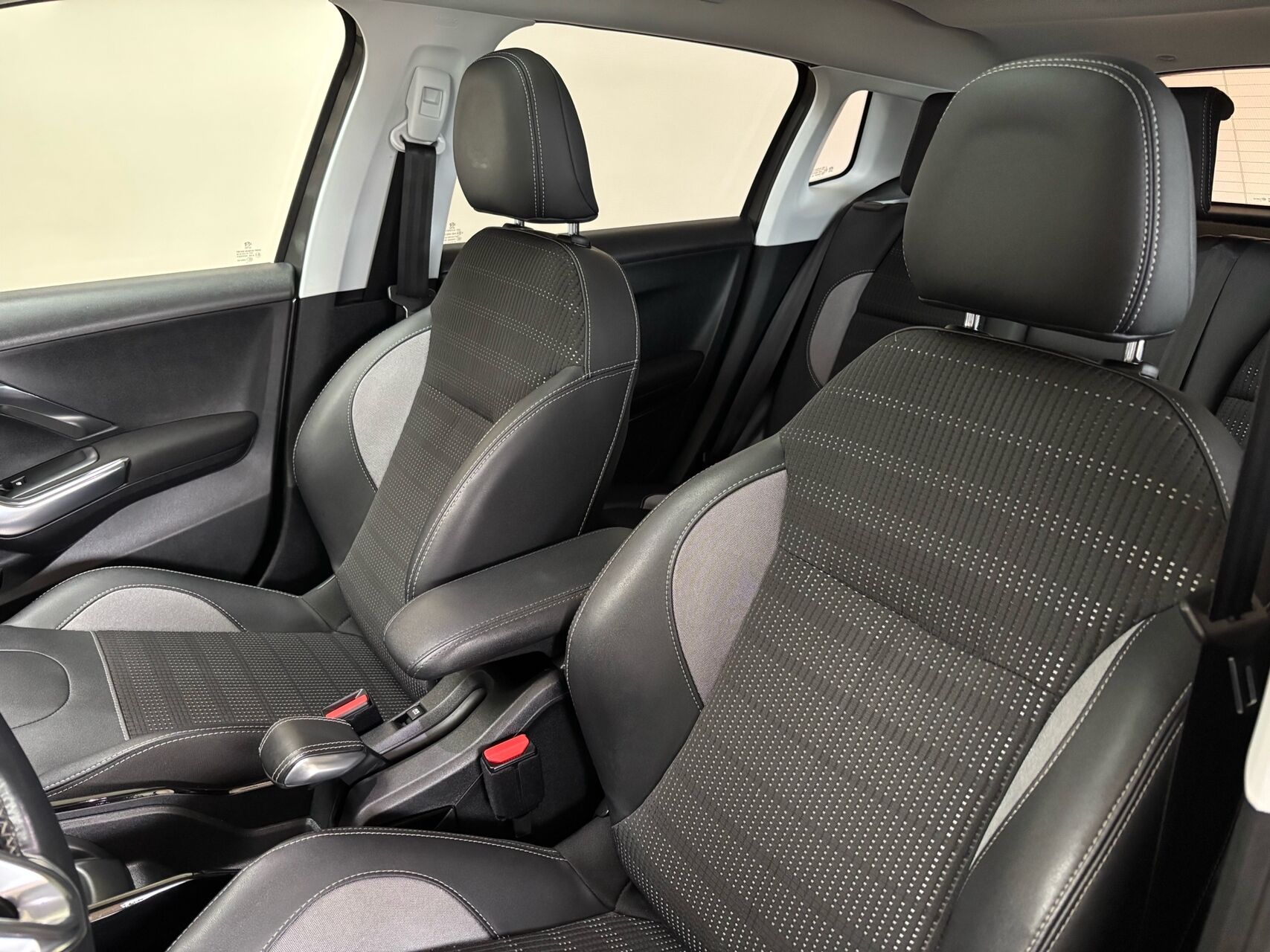 Billede af Peugeot 2008 1,2 e-THP Allure EAT6 110HK 5d 6g Aut.