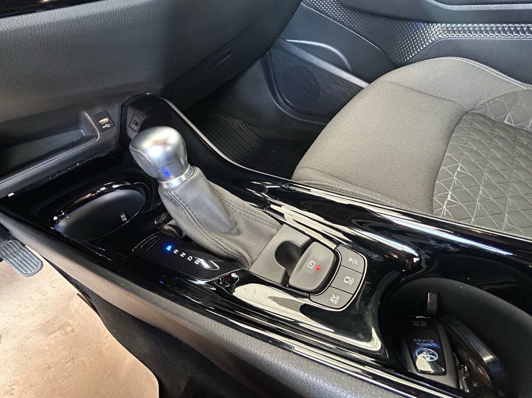 Billede af Toyota C-HR 1,8 Hybrid C-LUB Premium Multidrive S 122HK 5d Aut.