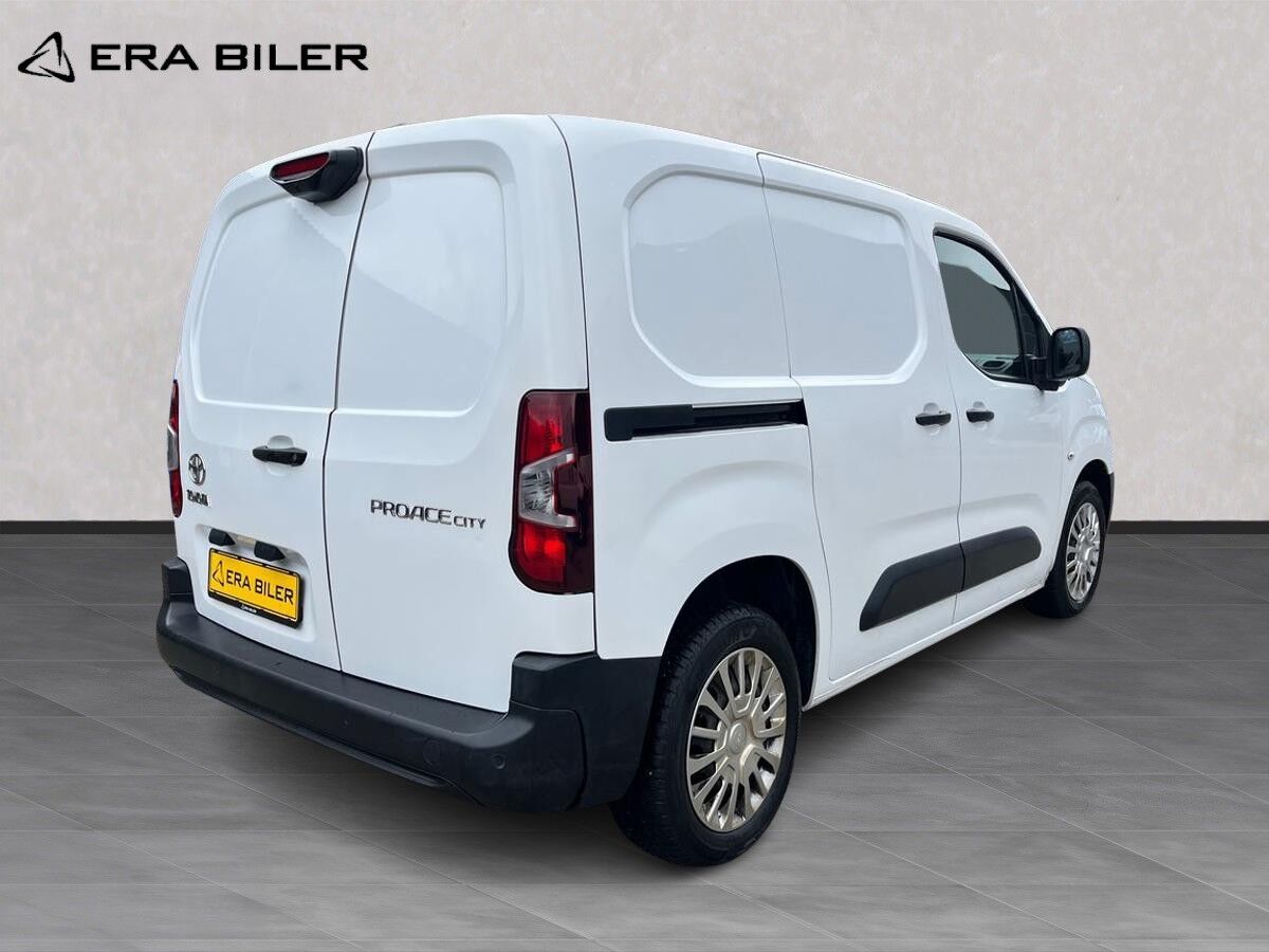 Billede af Toyota Proace City Medium 1,5 D Comfort Smart Active Vision Dobbelt Bagdør 102HK Van