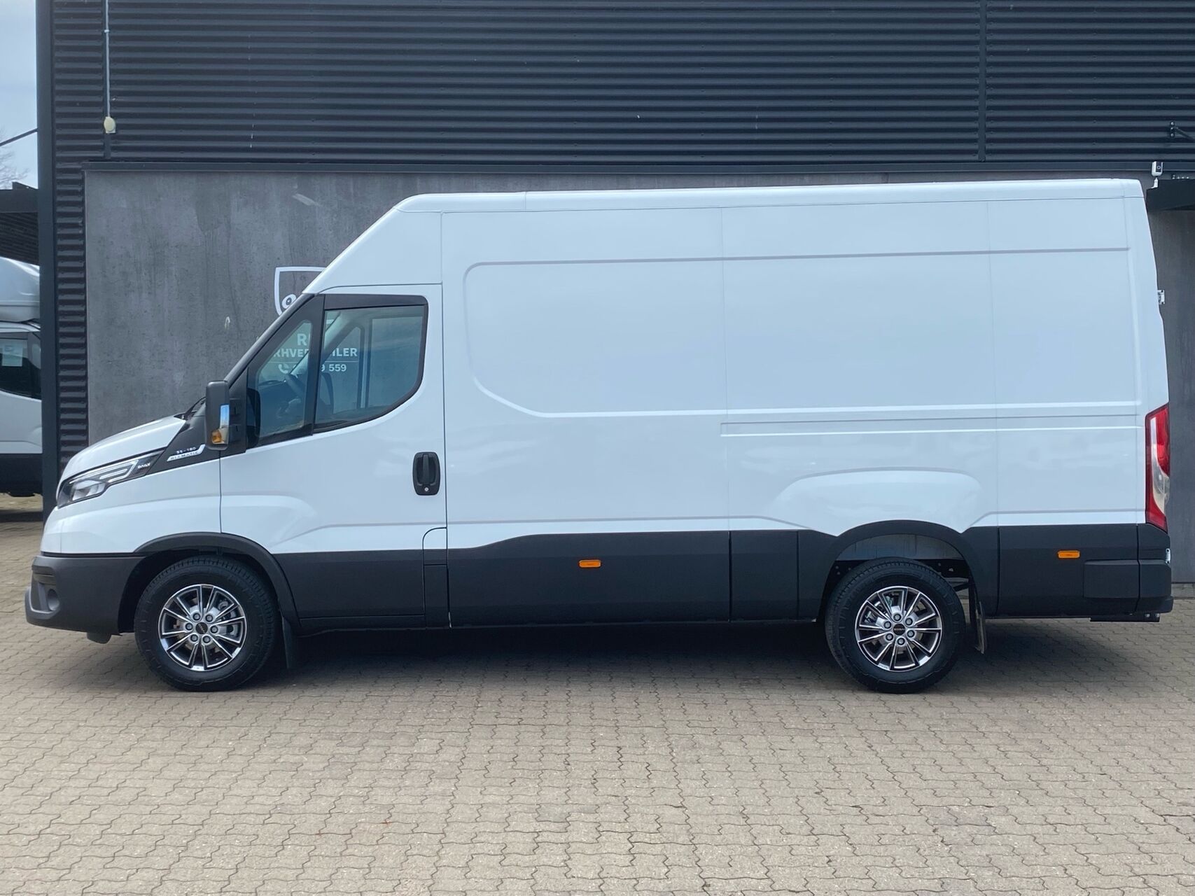 Billede af Iveco Daily 35S18 12m3 3,0 D 180HK Van 8g Aut.