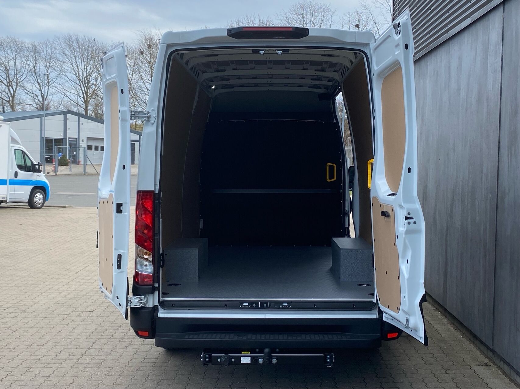 Billede af Iveco Daily 35S18 12m3 3,0 D 180HK Van 8g Aut.