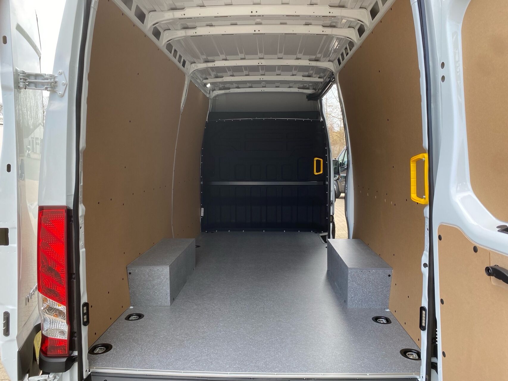 Billede af Iveco Daily 35S18 12m3 3,0 D 180HK Van 8g Aut.