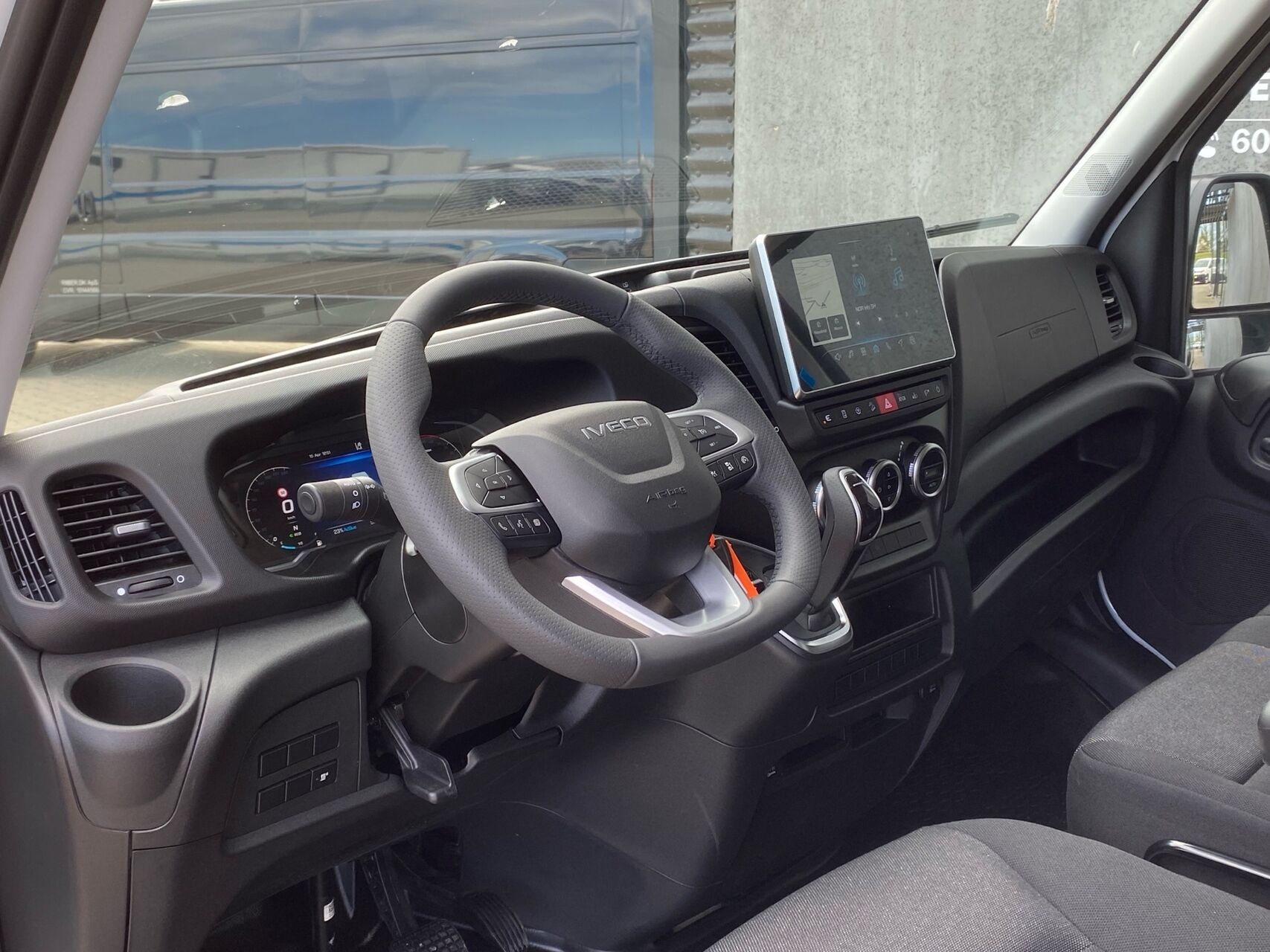 Billede af Iveco Daily 35S18 12m3 3,0 D 180HK Van 8g Aut.