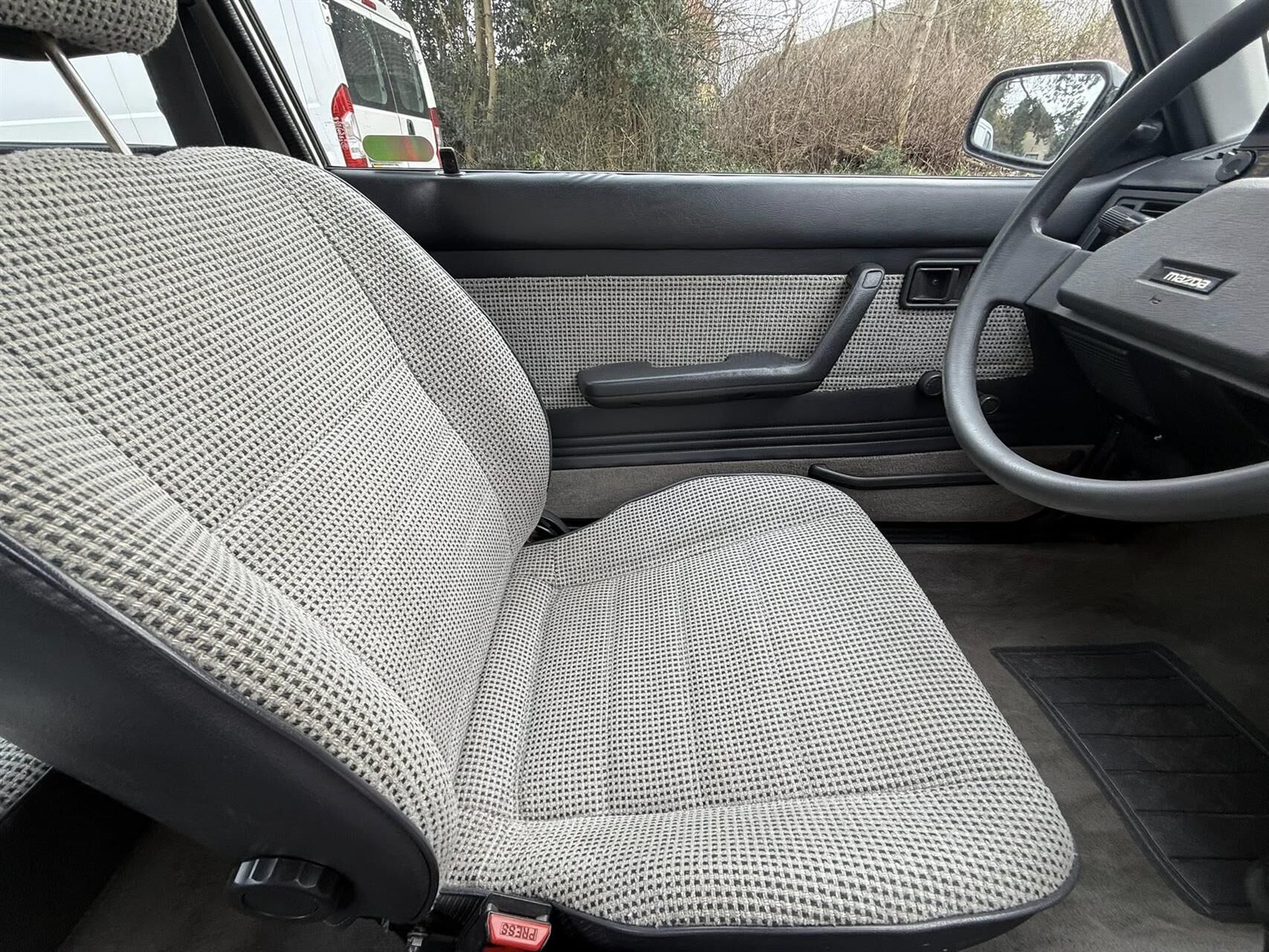 Billede af Mazda 323 1300 1,3 LX 67HK 3d