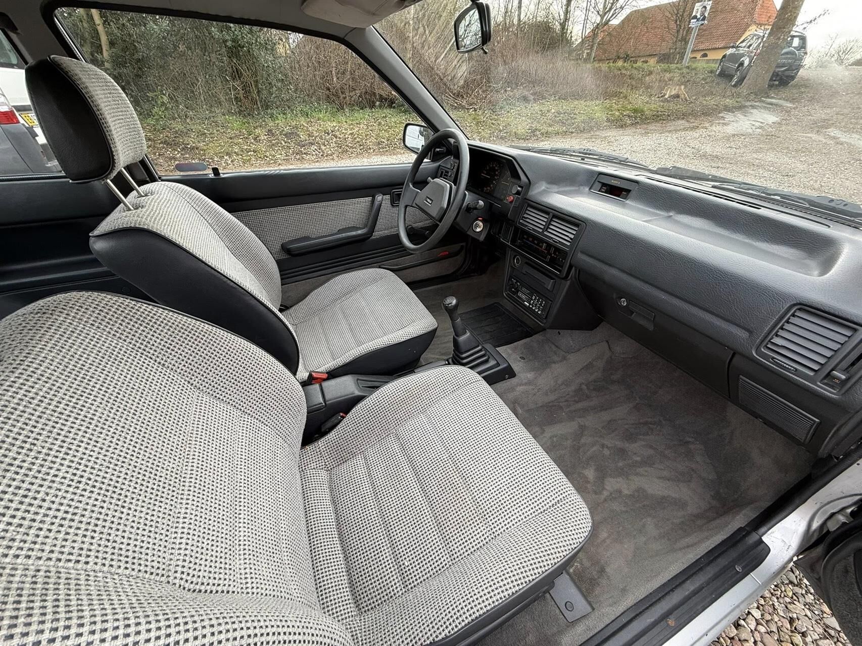 Billede af Mazda 323 1300 1,3 LX 67HK 3d