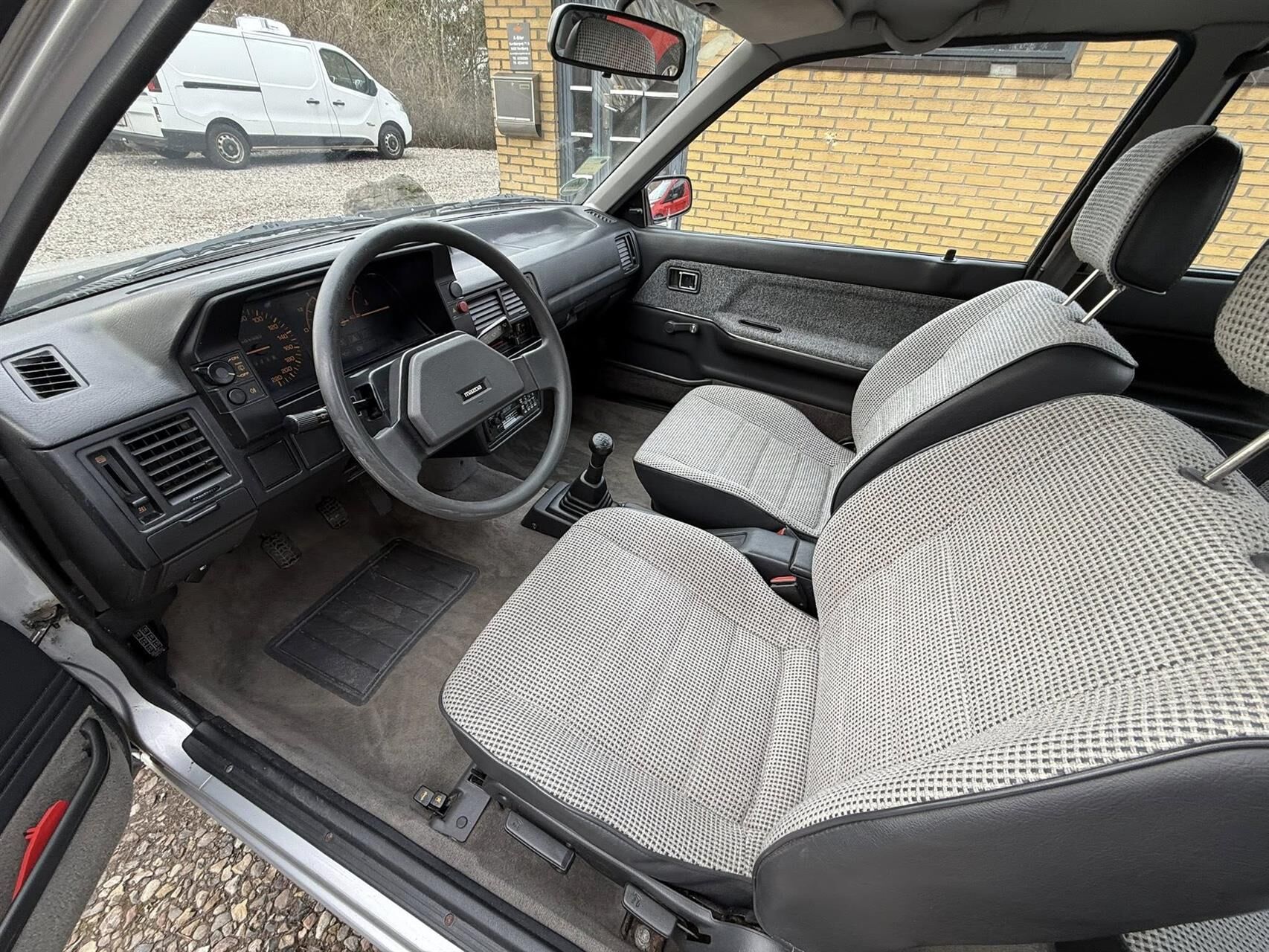 Billede af Mazda 323 1300 1,3 LX 67HK 3d