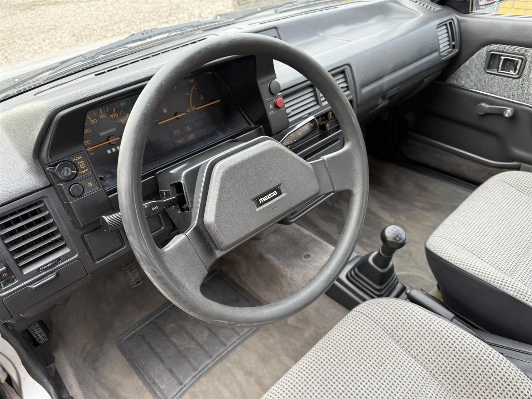 Billede af Mazda 323 1300 1,3 LX 67HK 3d