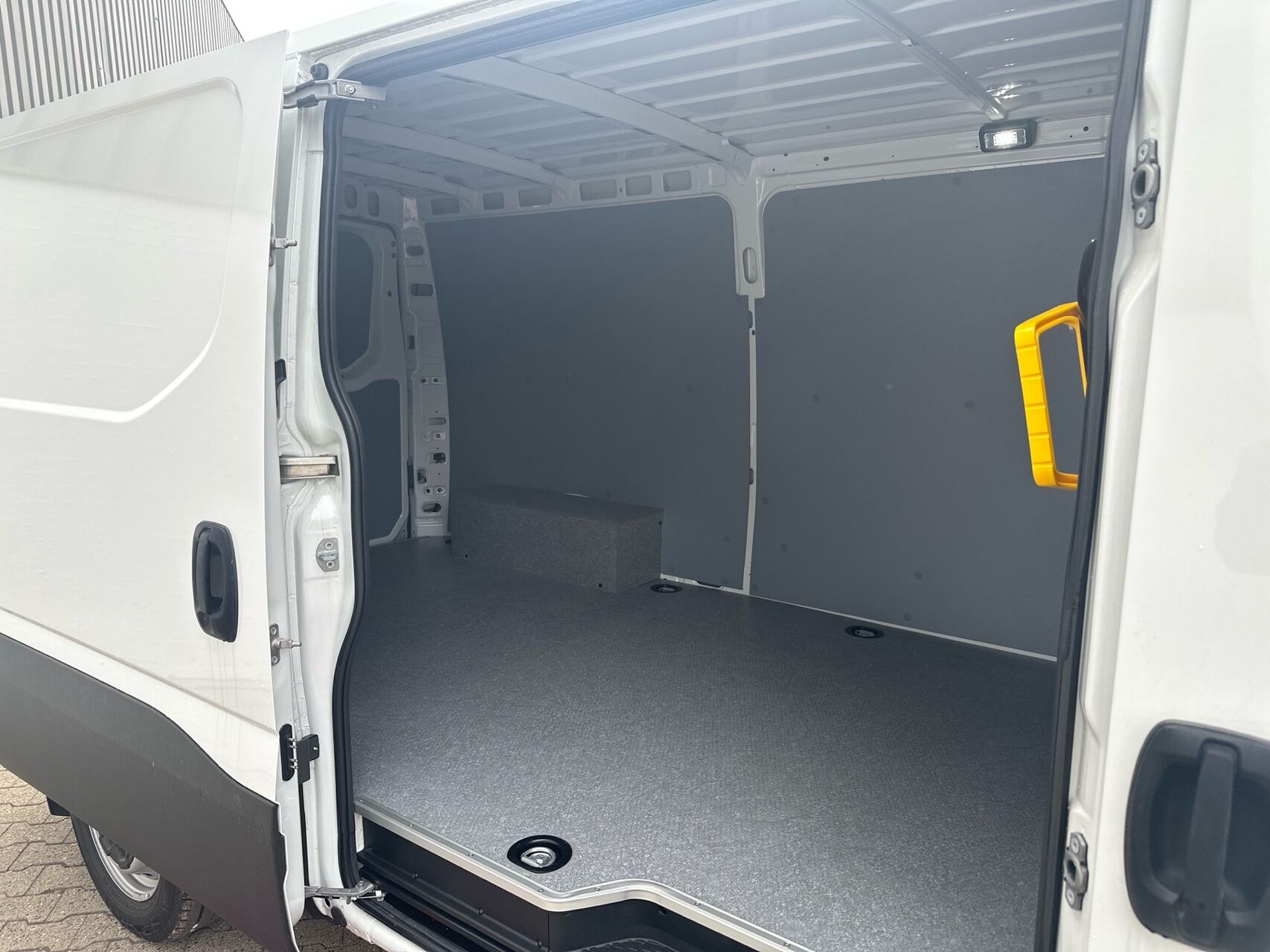 Billede af Iveco Daily 35S16 9m3 2,3 D Hi-Matic 156HK Van 8g Aut.
