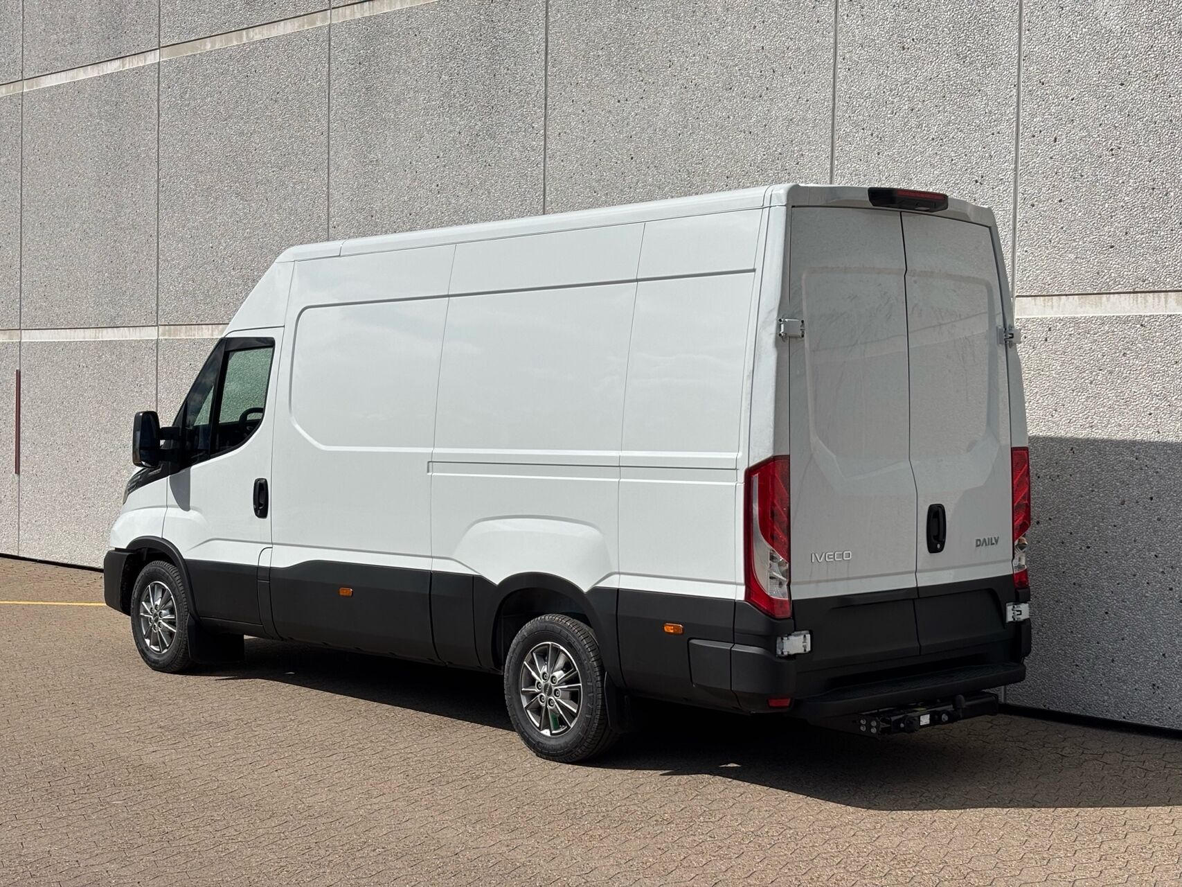 Billede af Iveco Daily 35S18 12m3 3,0 D Hi-Matic 176HK Van 8g Aut.