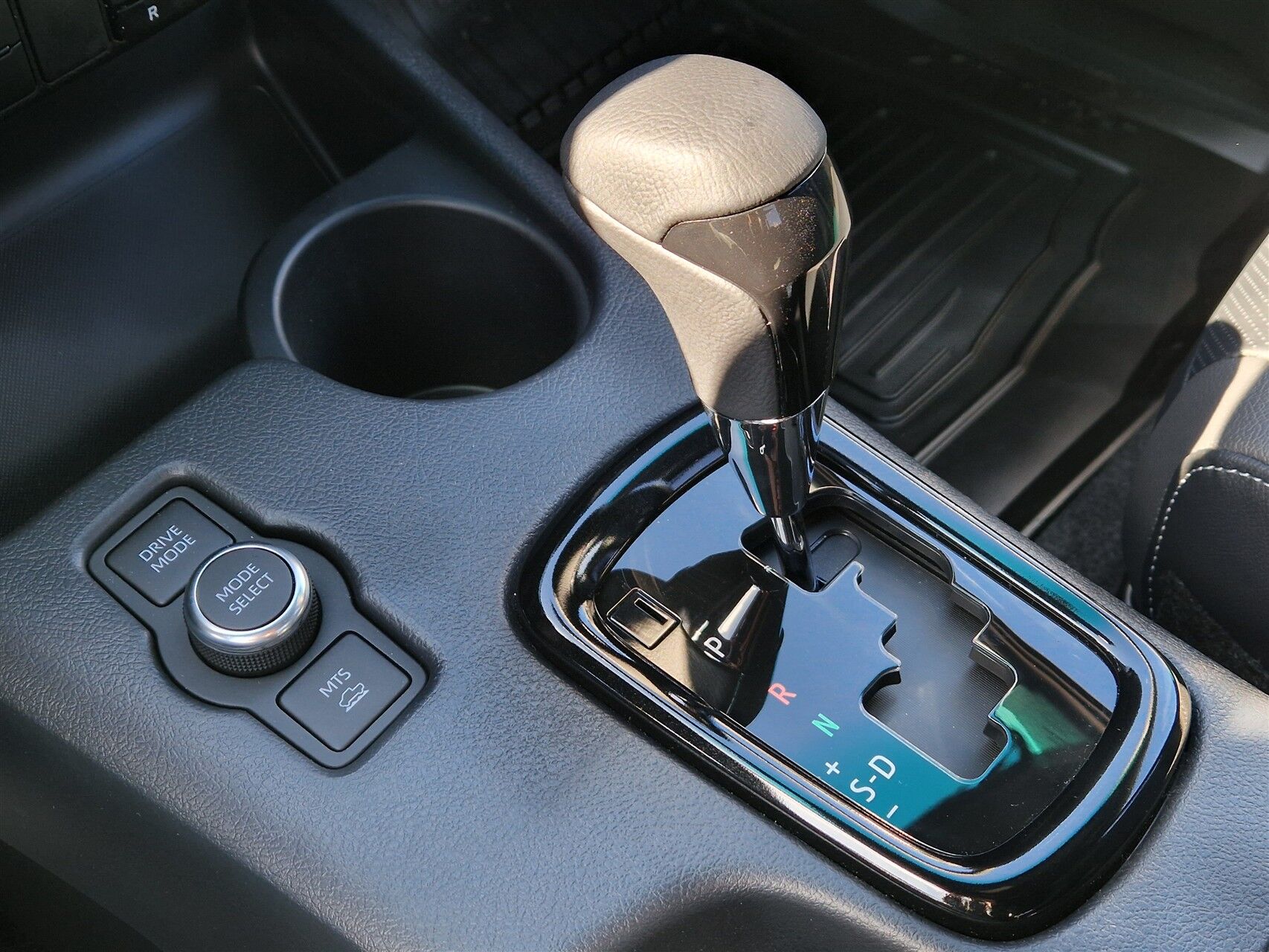 Billede af Toyota HiLux 2.8 diesel MHEV 204hk Double Cab AWD aut. gear T4 Invincible