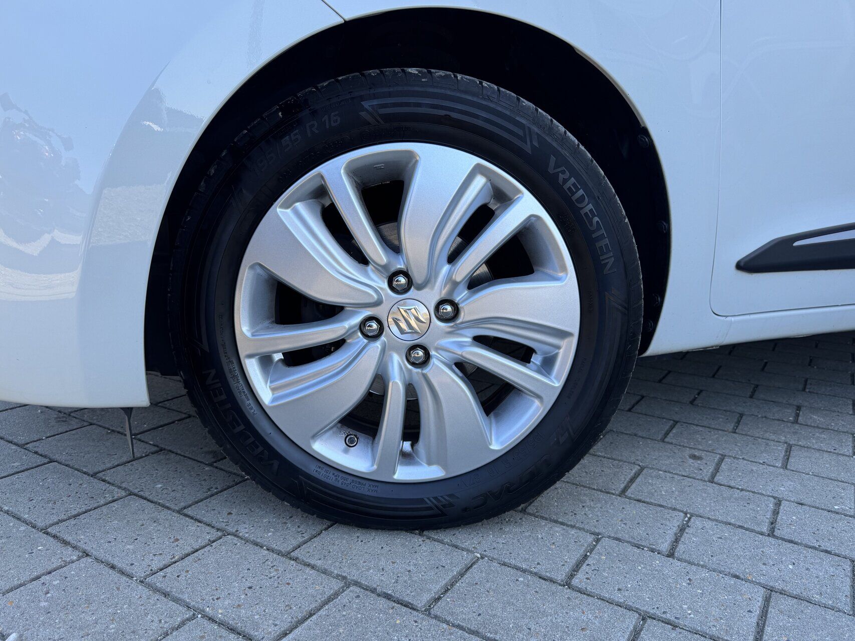 Billede af Suzuki Swift 1,2 Dualjet Action CVT 90HK 5d Aut.