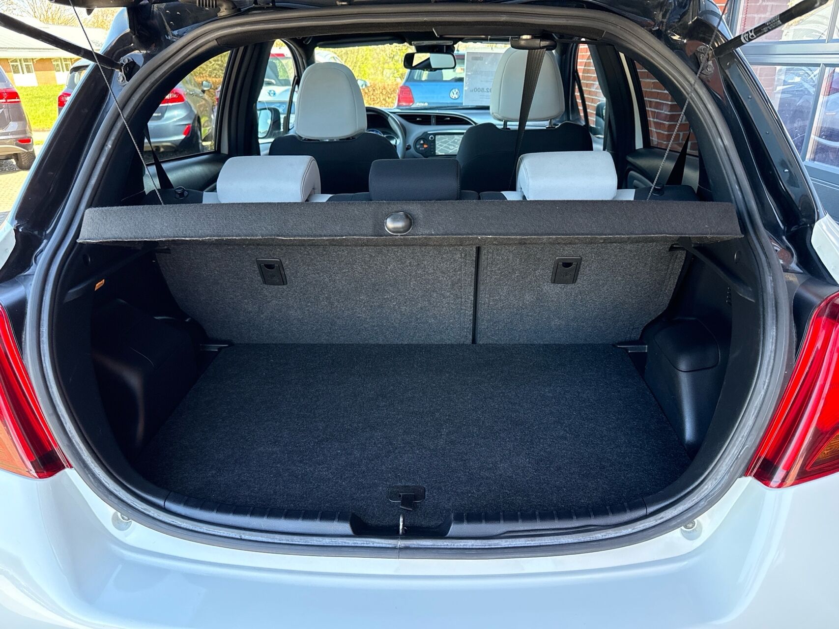 Billede af Toyota Yaris 1,5 Hybrid Pure Safety Sense E-CVT 100HK 5d Trinl. Gear