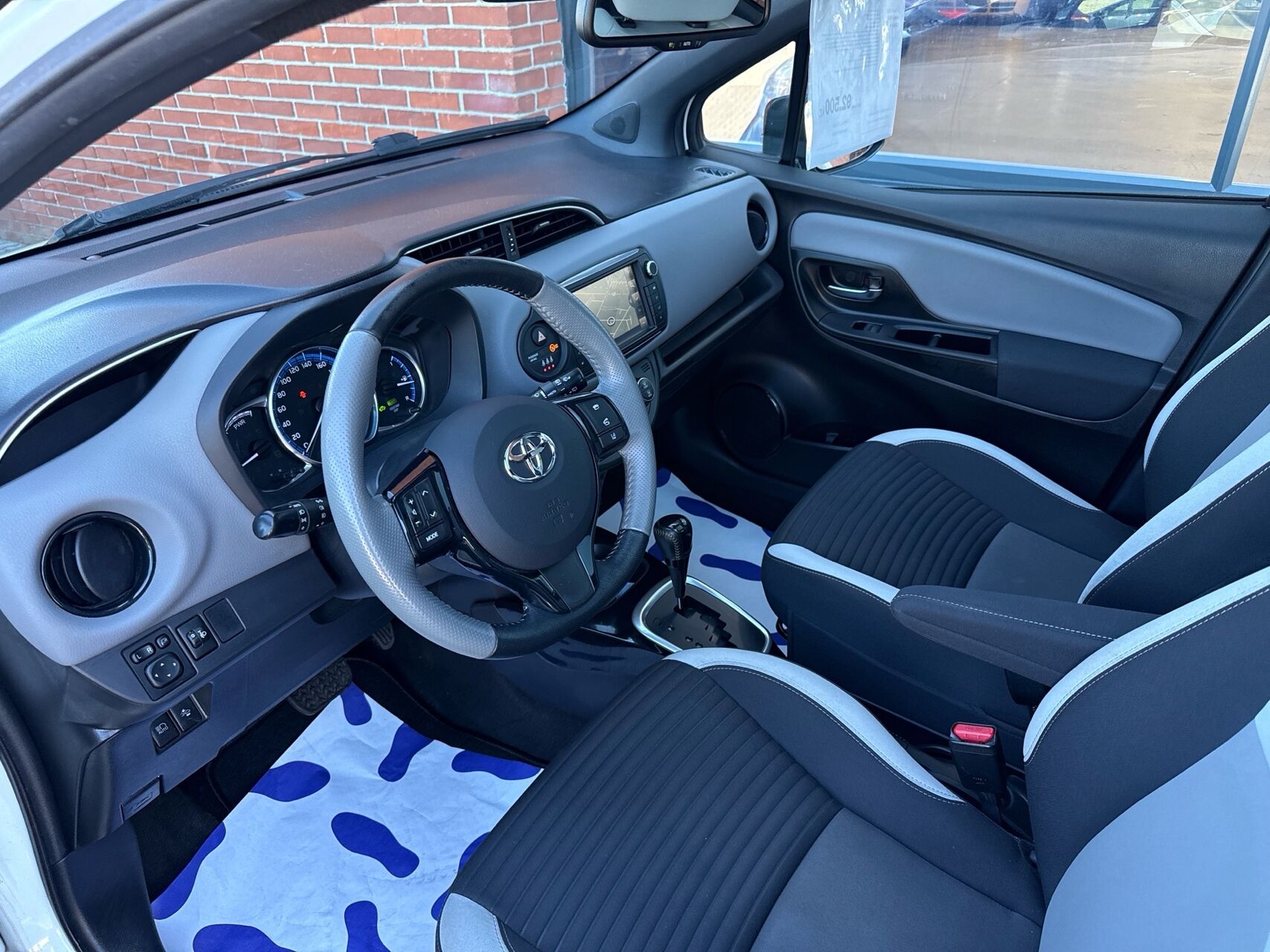 Billede af Toyota Yaris 1,5 Hybrid Pure Safety Sense E-CVT 100HK 5d Trinl. Gear