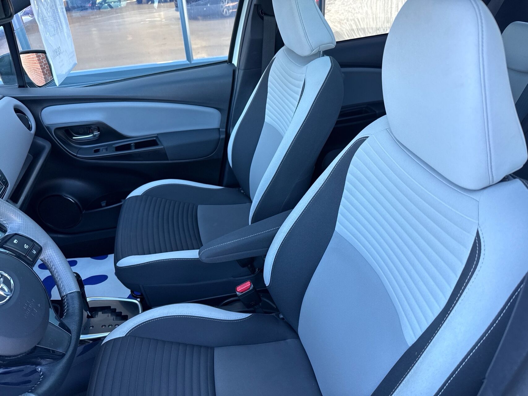 Billede af Toyota Yaris 1,5 Hybrid Pure Safety Sense E-CVT 100HK 5d Trinl. Gear