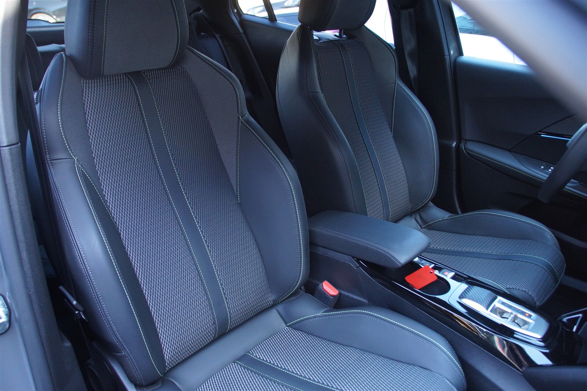 Billede af Peugeot e-2008 EL GT 156HK 5d Aut.