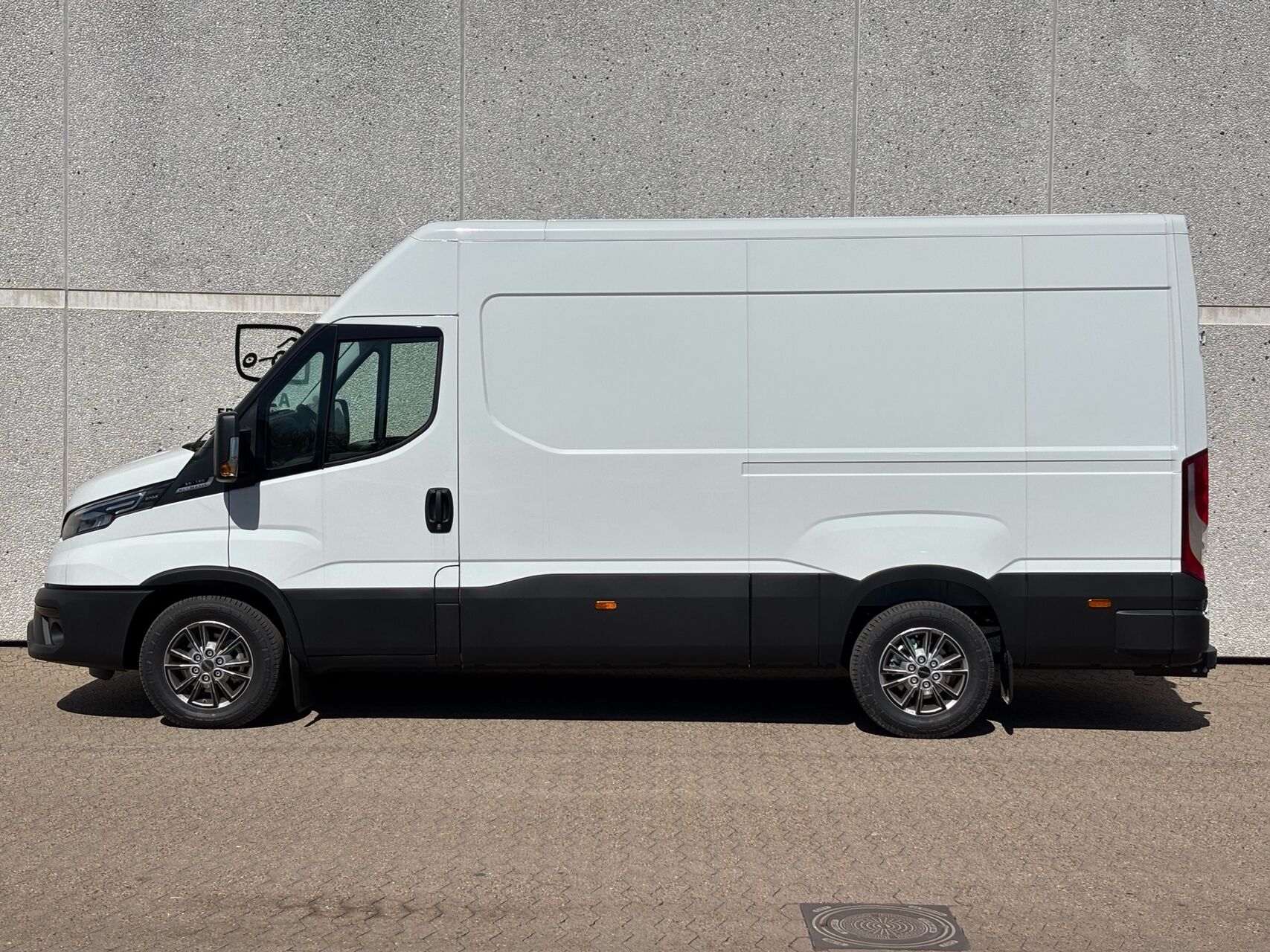 Billede af Iveco Daily 35S18 12m3 3,0 D Hi-Matic 176HK Van 8g Aut.