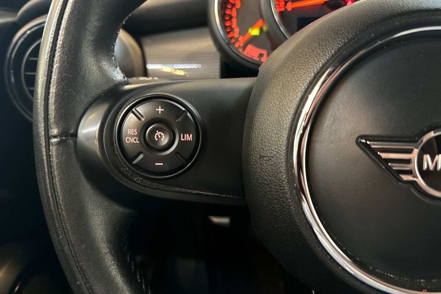 Billede af Mini Cooper 1,5 Connected Essential Steptronic 136HK Cabr. 7g Aut.