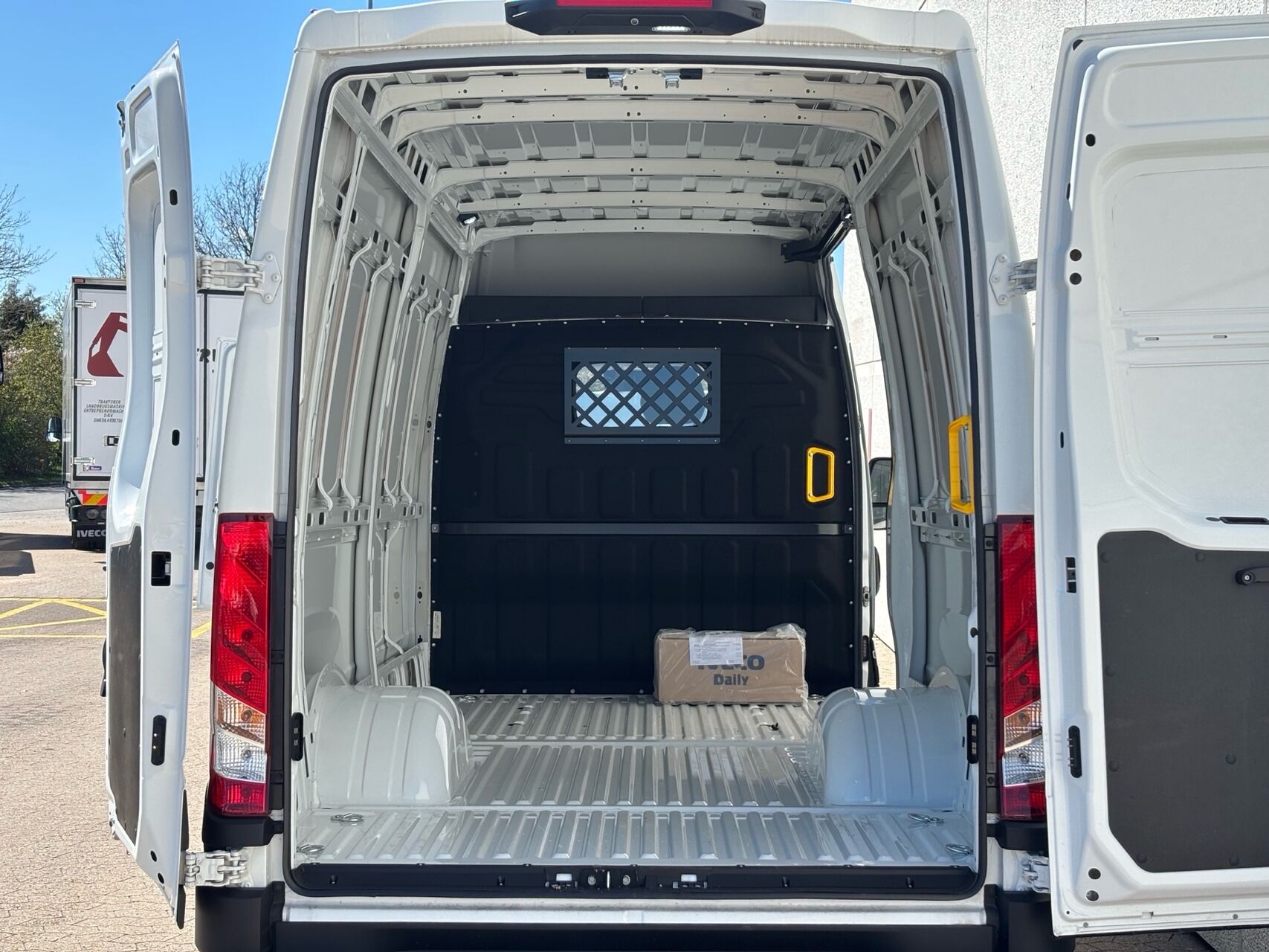 Billede af Iveco Daily 35C18 12m3 3,0 D 180HK Van 8g Aut.