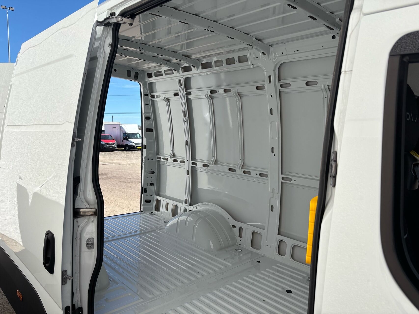 Billede af Iveco Daily 35C18 12m3 3,0 D 180HK Van 8g Aut.