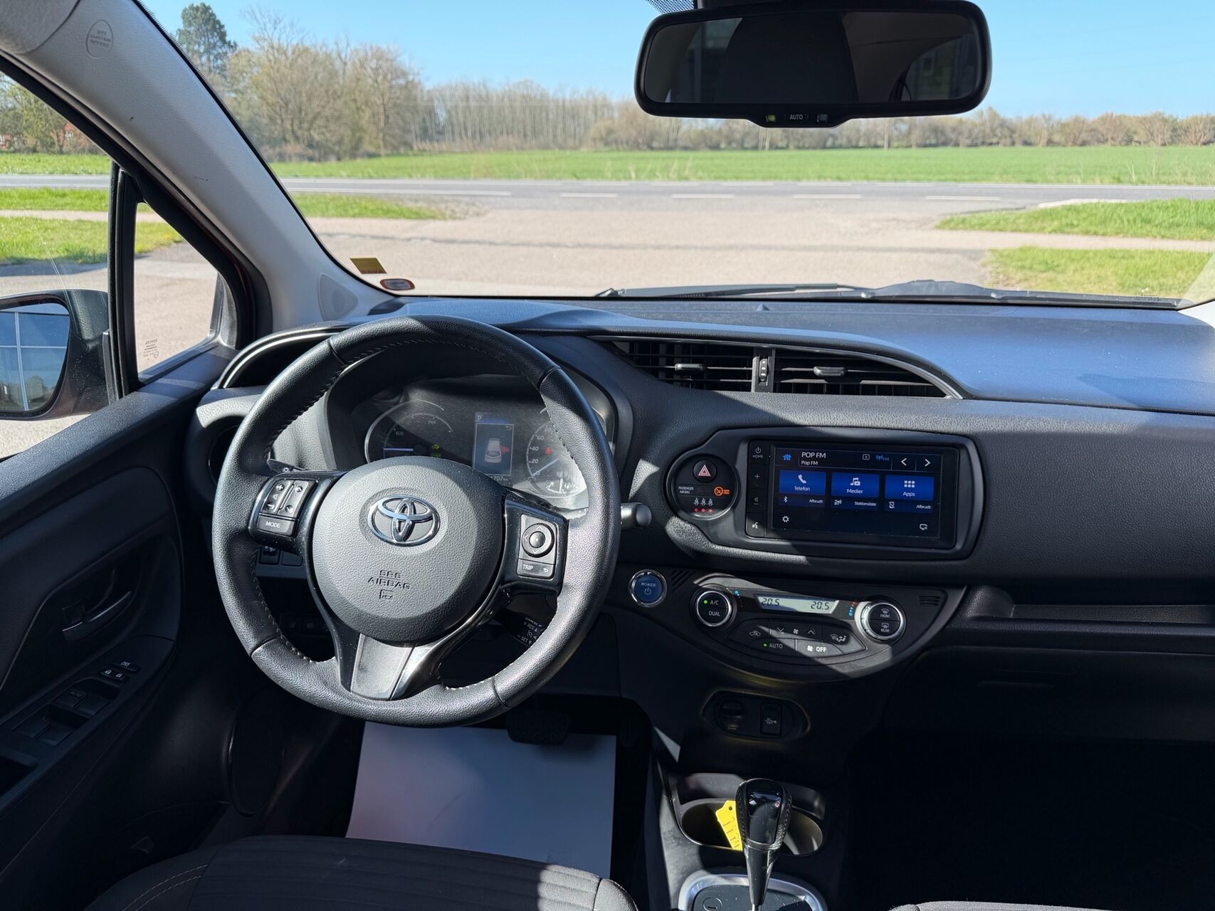 Billede af Toyota Yaris 1,5 Hybrid H3 Smartpakke E-CVT 100HK 5d Trinl. Gear