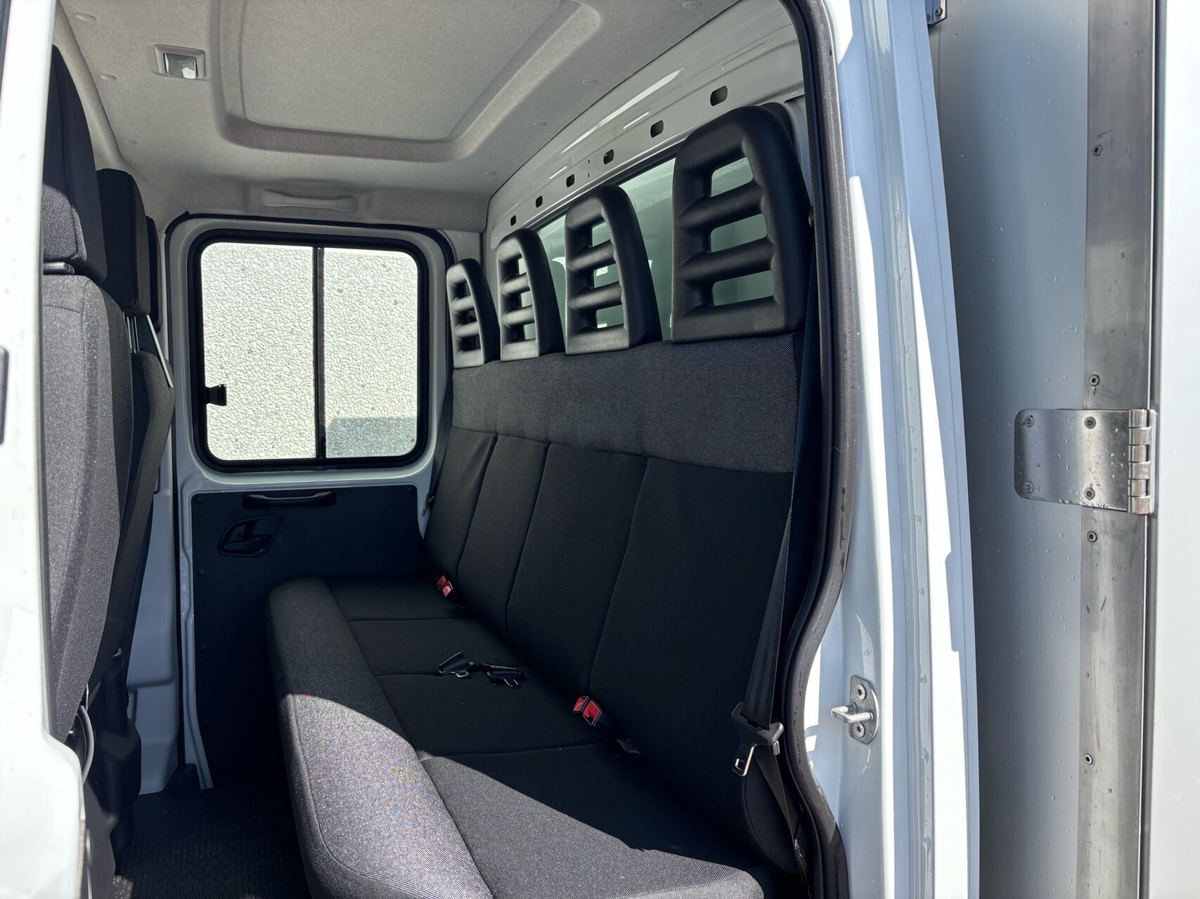 Billede af Iveco Daily 35S18 4100mm 3,0 D Hi-Matic 180HK DobKab 8g Aut.