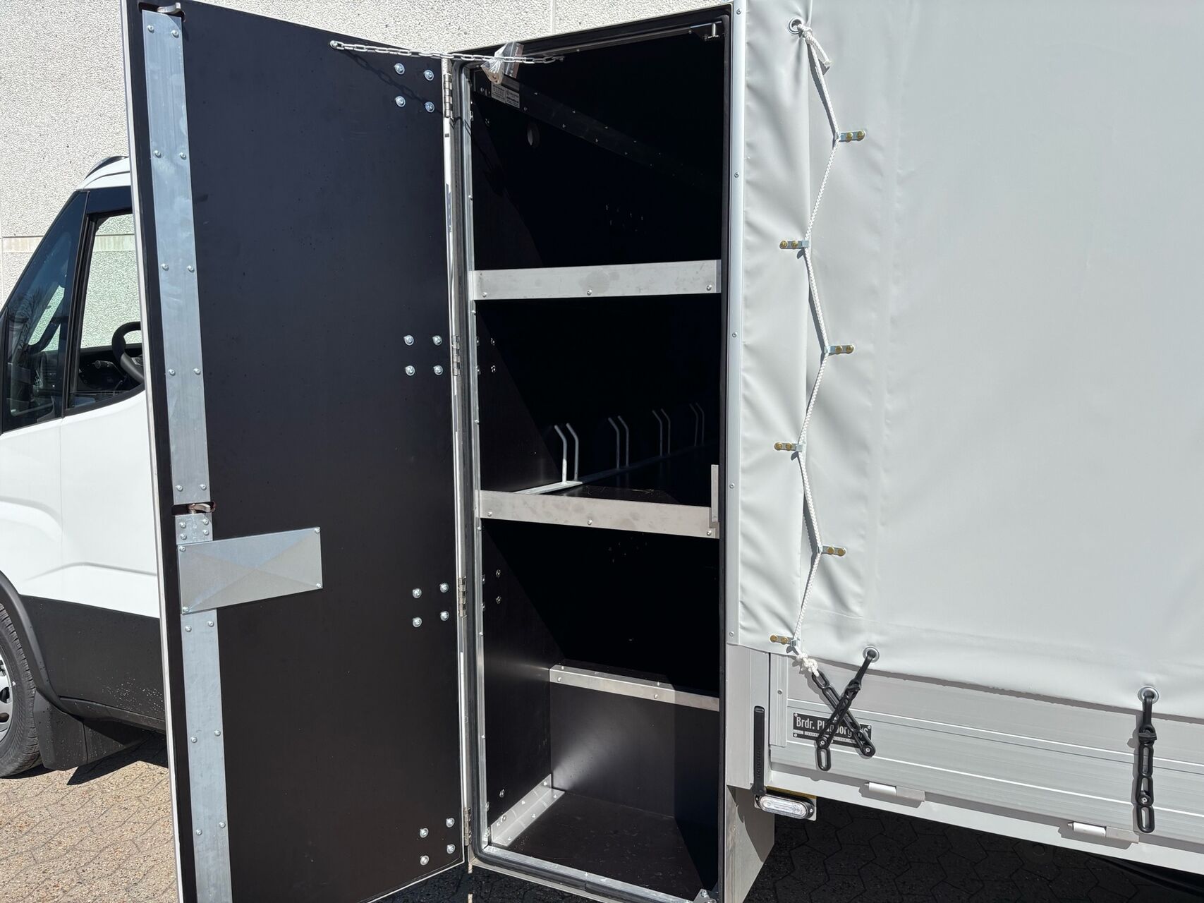 Billede af Iveco Daily 35S18 4100mm 3,0 D Hi-Matic 180HK DobKab 8g Aut.
