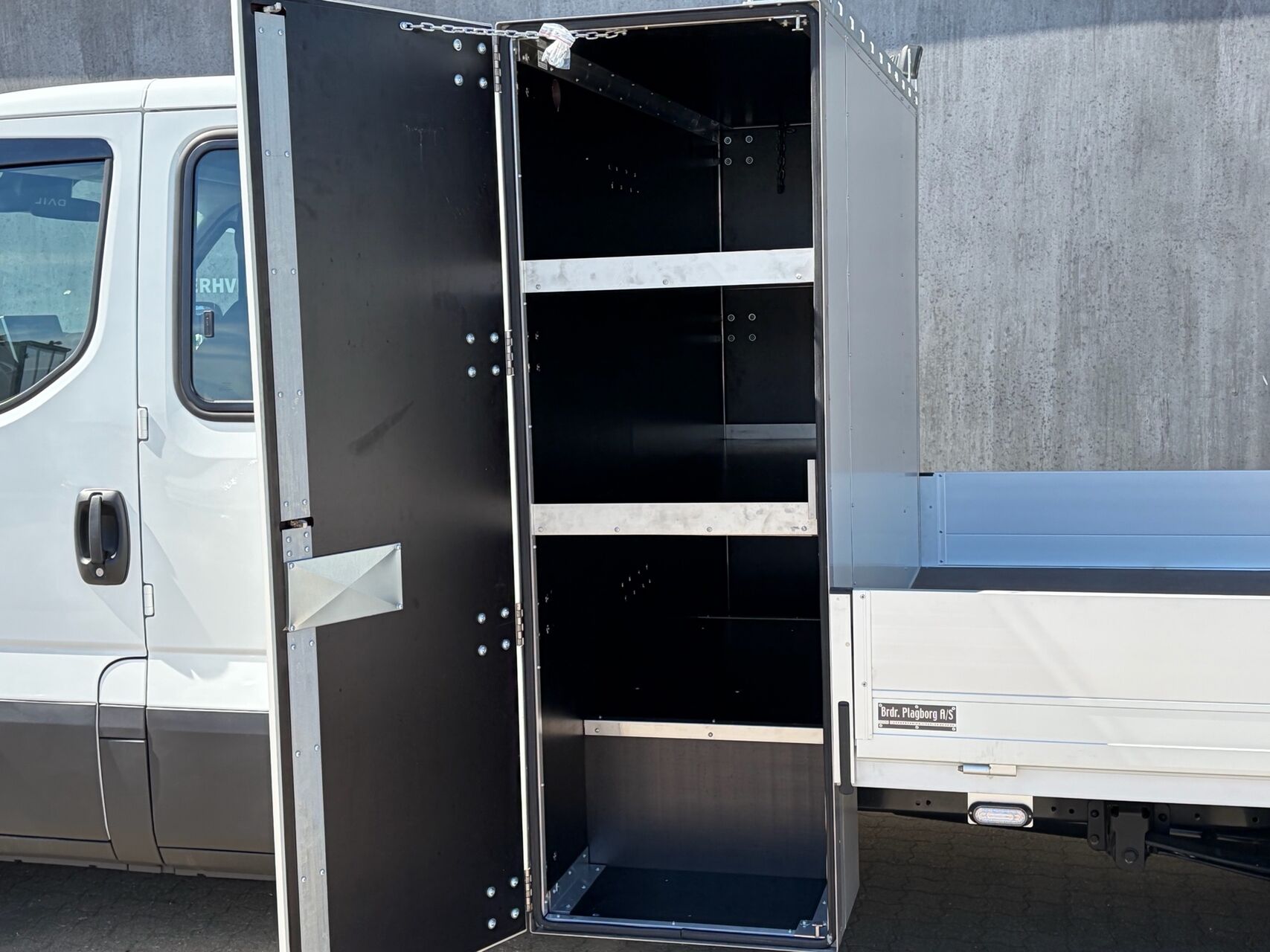 Billede af Iveco Daily 35S18 4100mm 3,0 D Hi-Matic 180HK DobKab 8g Aut.