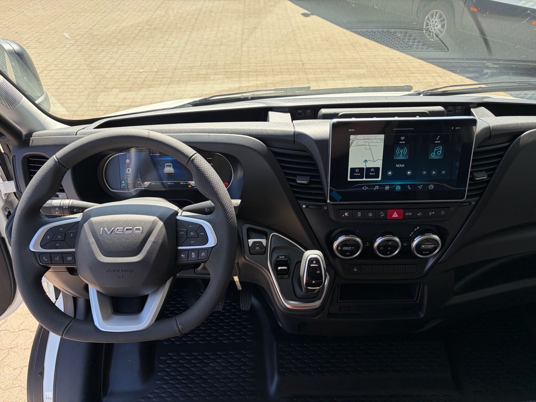 Billede af Iveco Daily 35S18 4100mm 3,0 D Hi-Matic 180HK DobKab 8g Aut.
