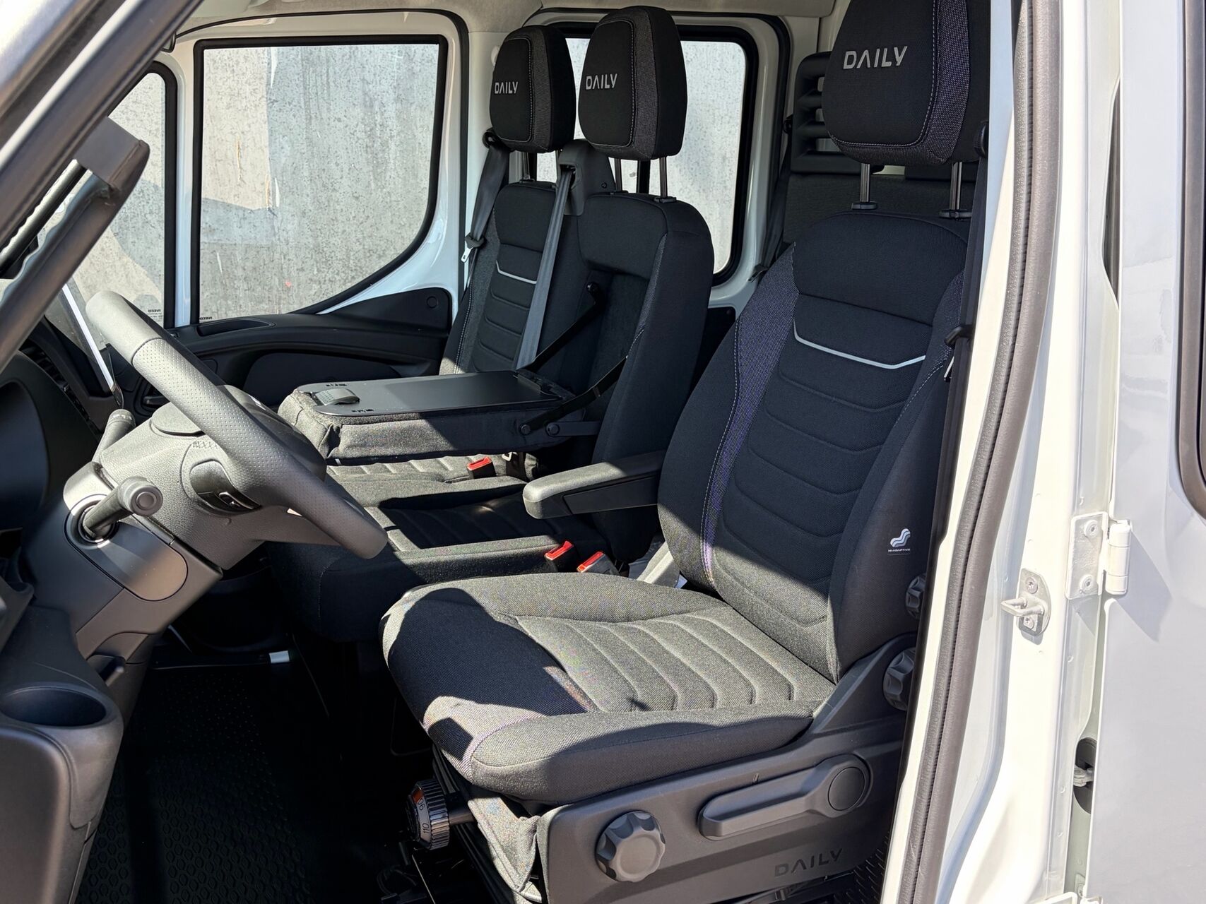 Billede af Iveco Daily 35S18 4100mm 3,0 D Hi-Matic 180HK DobKab 8g Aut.