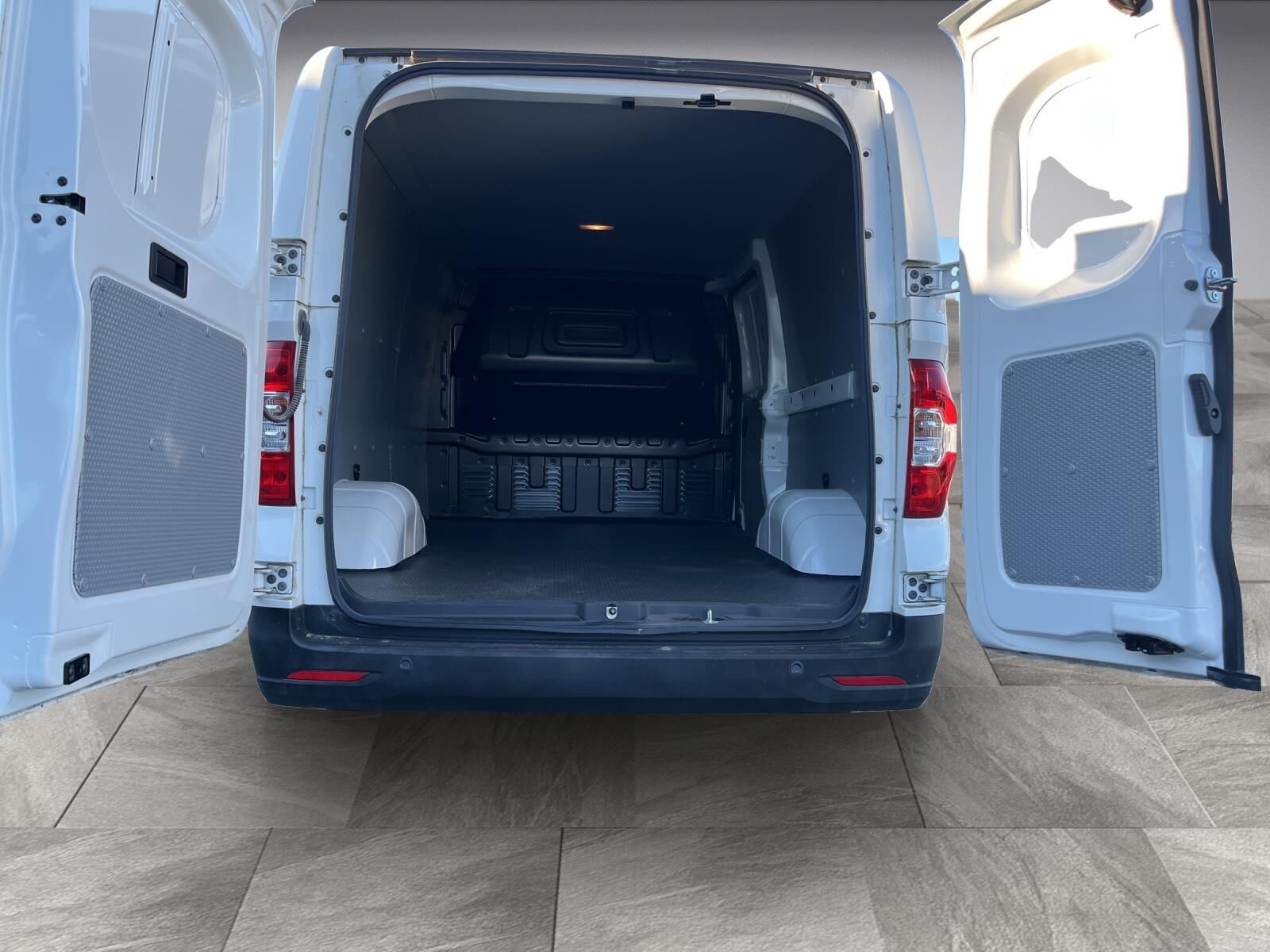 Billede af Maxus e-Deliver 3 LWB 50,2 kWh EL 122HK Van Aut.