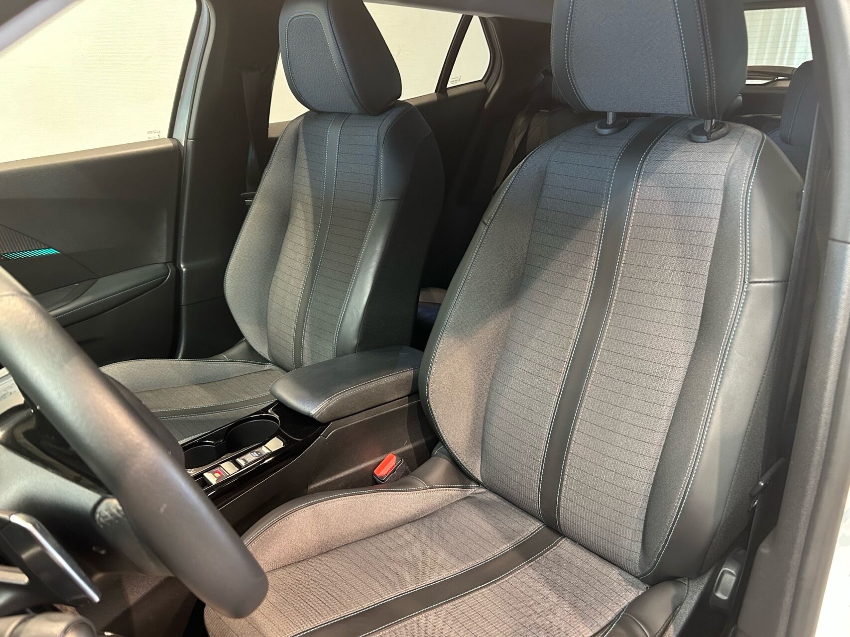 Billede af Peugeot 2008 1,2 PureTech Selection Sport EAT8 130HK 5d 8g Aut.