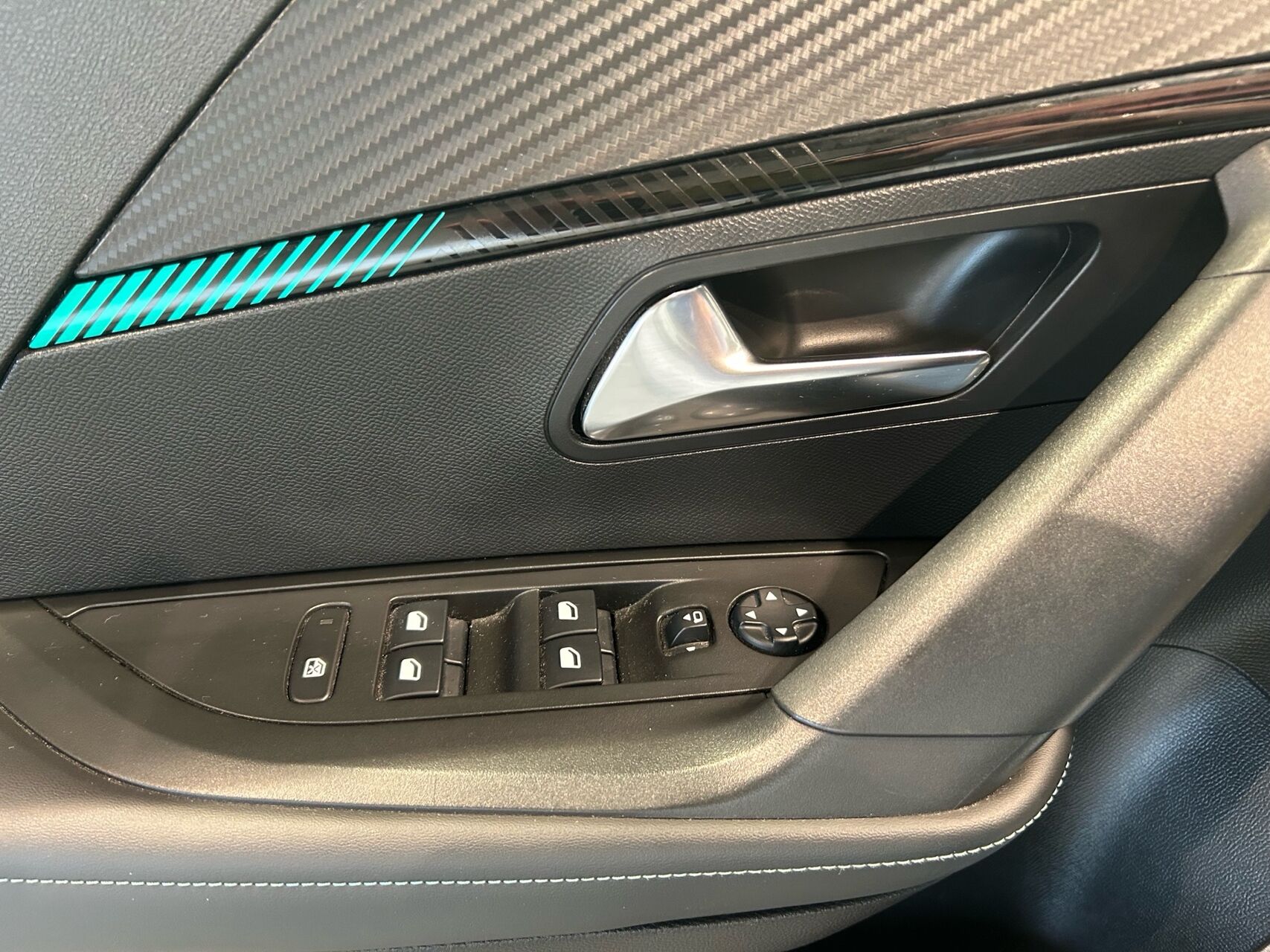 Billede af Peugeot 2008 1,2 PureTech Selection Sport EAT8 130HK 5d 8g Aut.