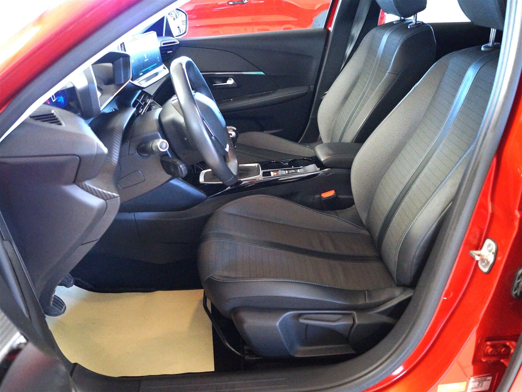 Billede af Peugeot 208 1,2 PureTech Platin Sport 100HK 5d 6g