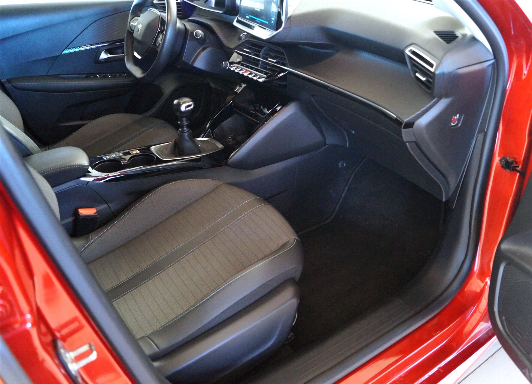 Billede af Peugeot 208 1,2 PureTech Platin Sport 100HK 5d 6g