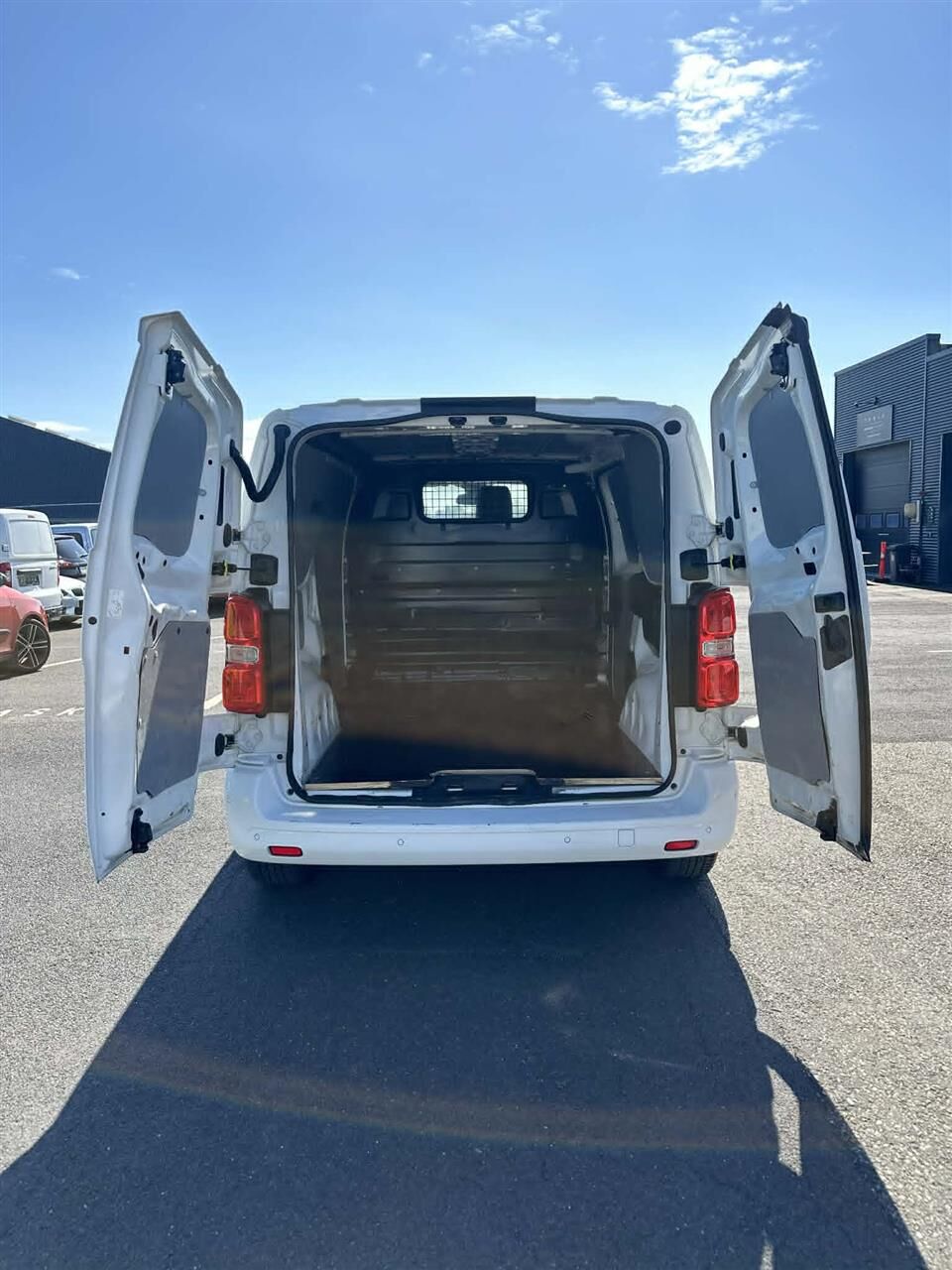 Billede af Peugeot Expert L2 2,0 BlueHDi Ultimate EAT6 177HK Van 6g Aut.