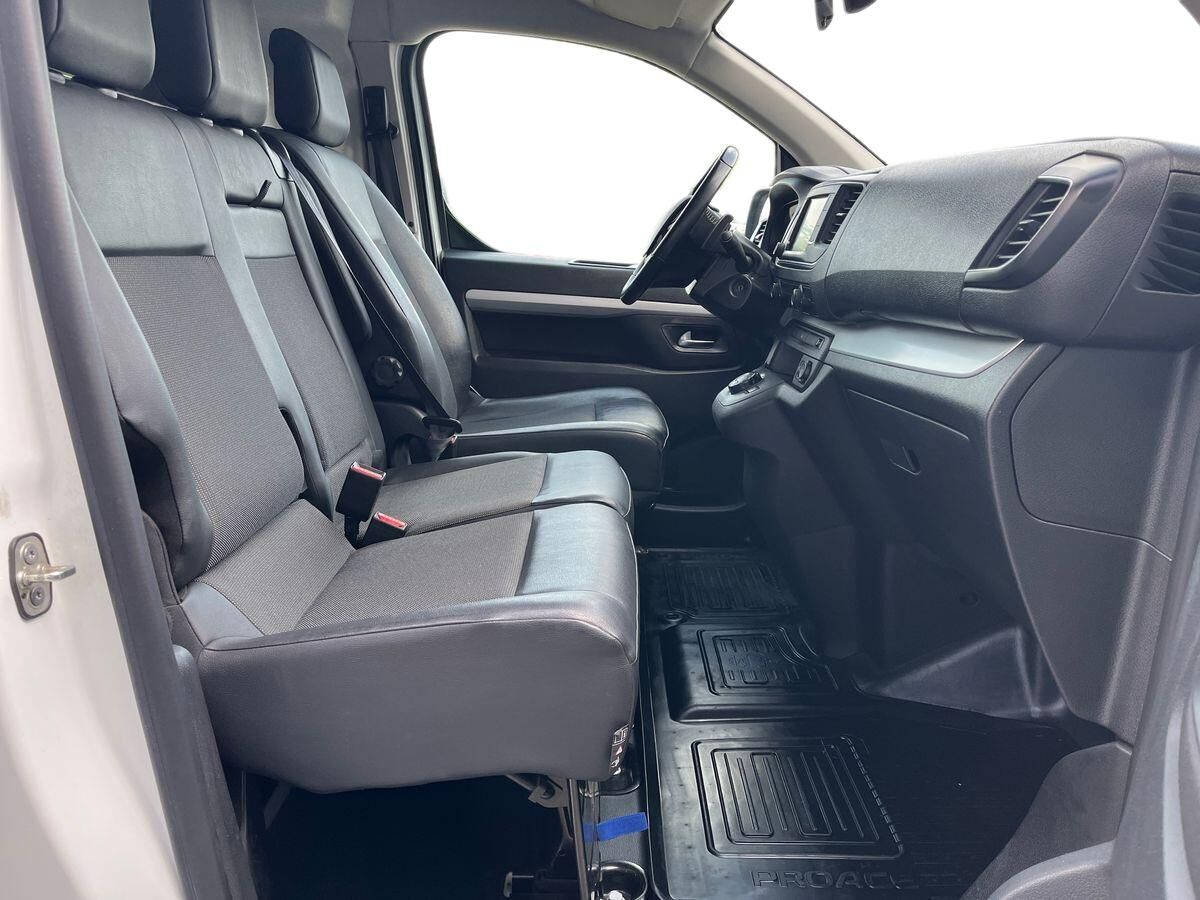 Billede af Toyota Proace Long 2,0 D Comfort Master Black Pack m/ bagklap (Proace 180) 177HK Van 8g Aut.