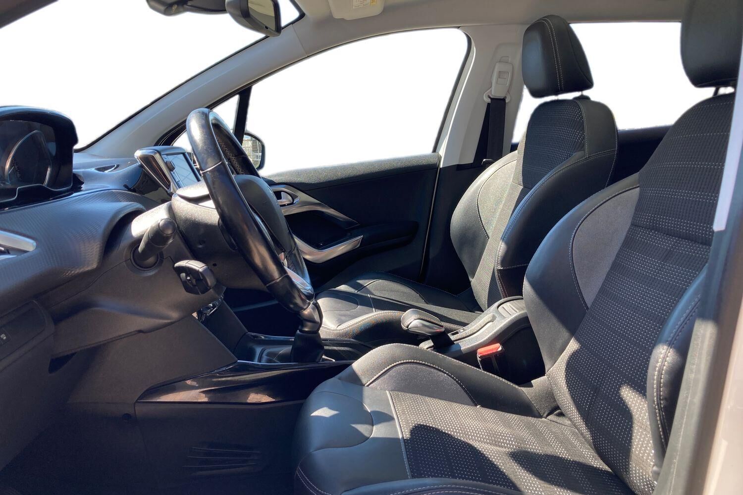 Billede af Peugeot 2008 1,2 e-THP Desire Sky 110HK 5d