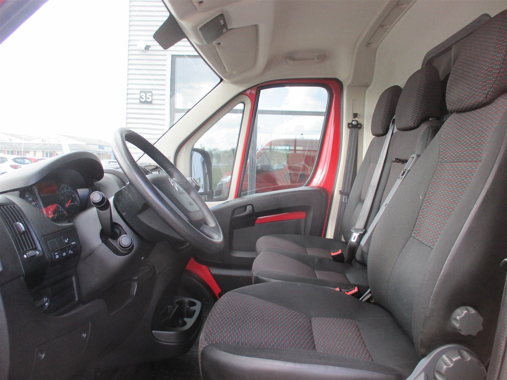 Billede af Citroën Jumper 30 L1H1 2,2 Blue HDi Flexline start/stop 120HK Van
