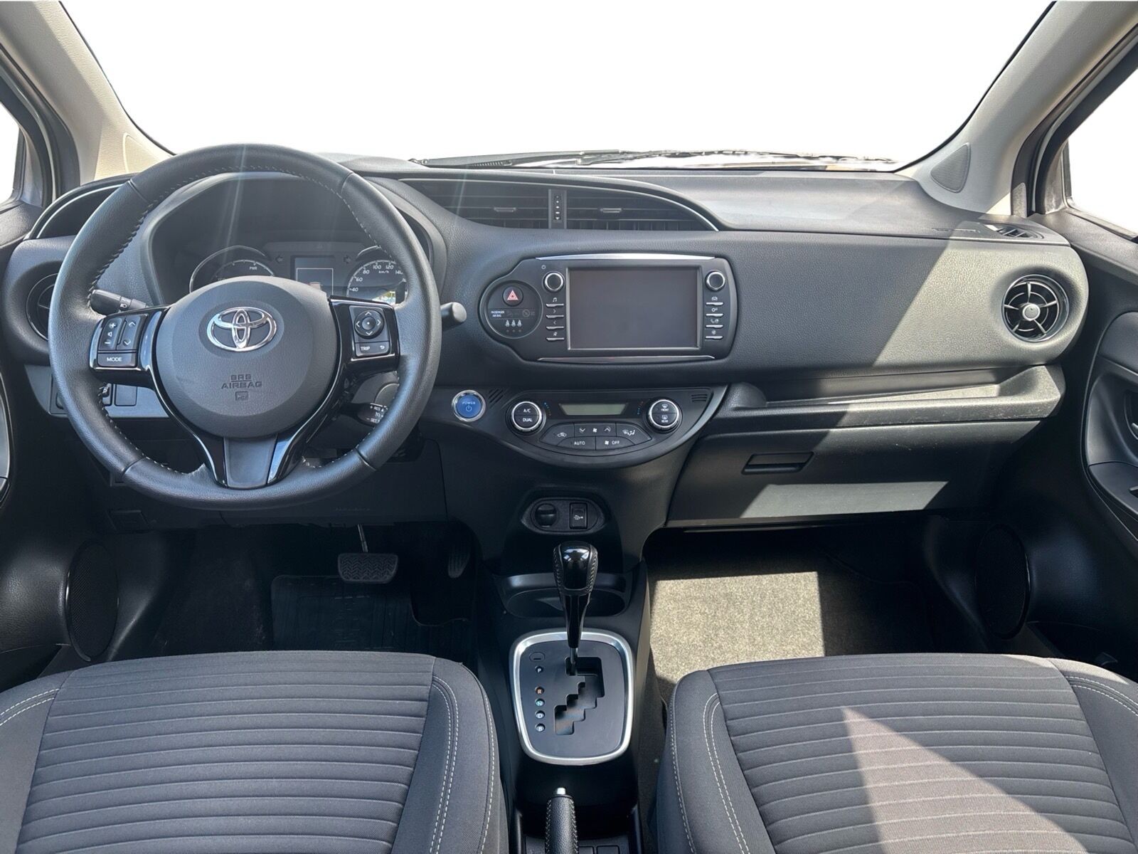 Billede af Toyota Yaris 1,5 Hybrid H3 Premiumpakke E-CVT 100HK 5d Trinl. Gear