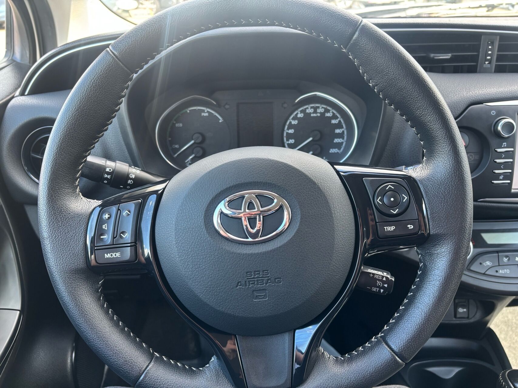 Billede af Toyota Yaris 1,5 Hybrid H3 Premiumpakke E-CVT 100HK 5d Trinl. Gear