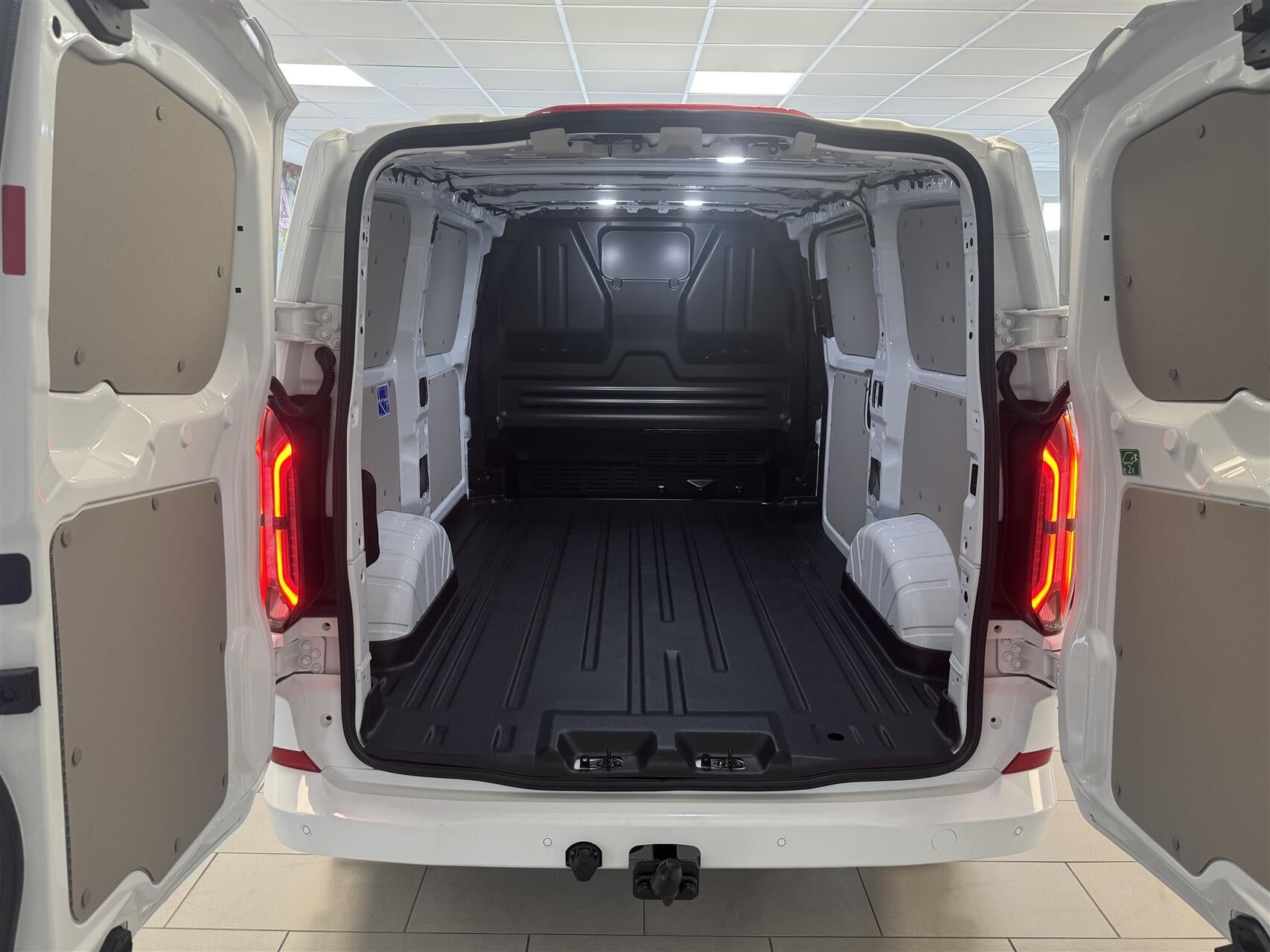 Billede af Ford E-Transit Custom 320 L2H1 EL Trend 136HK Van Aut.