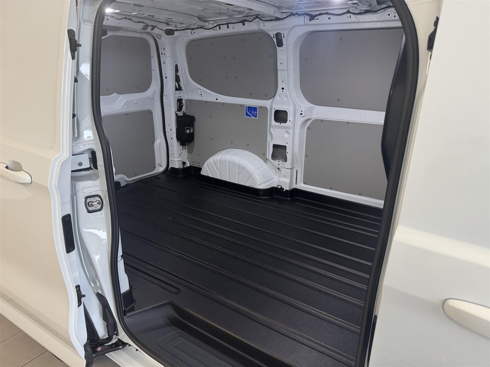 Billede af Ford E-Transit Custom 320 L2H1 EL Trend 136HK Van Aut.
