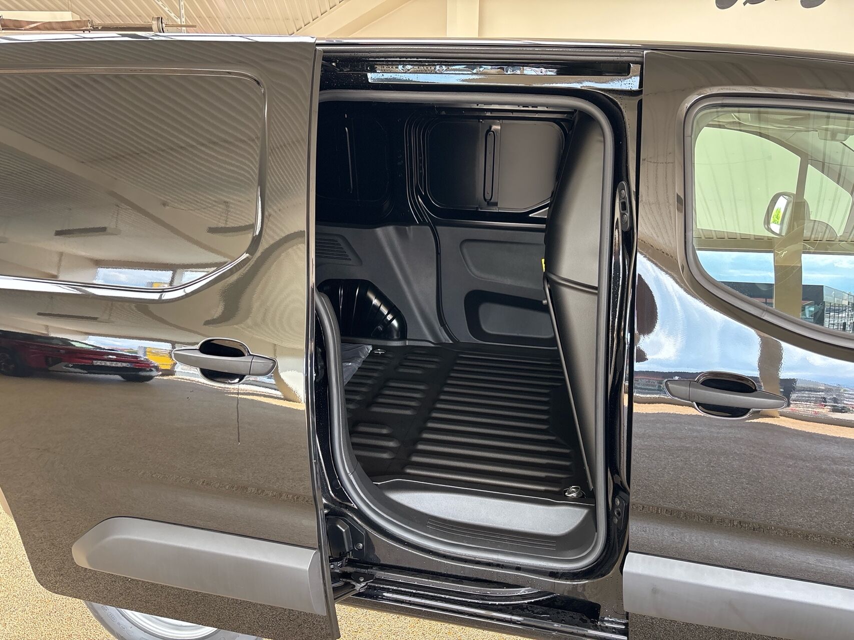 Billede af Peugeot e-Partner L1 V2 EL Plus 136HK Van Aut.
