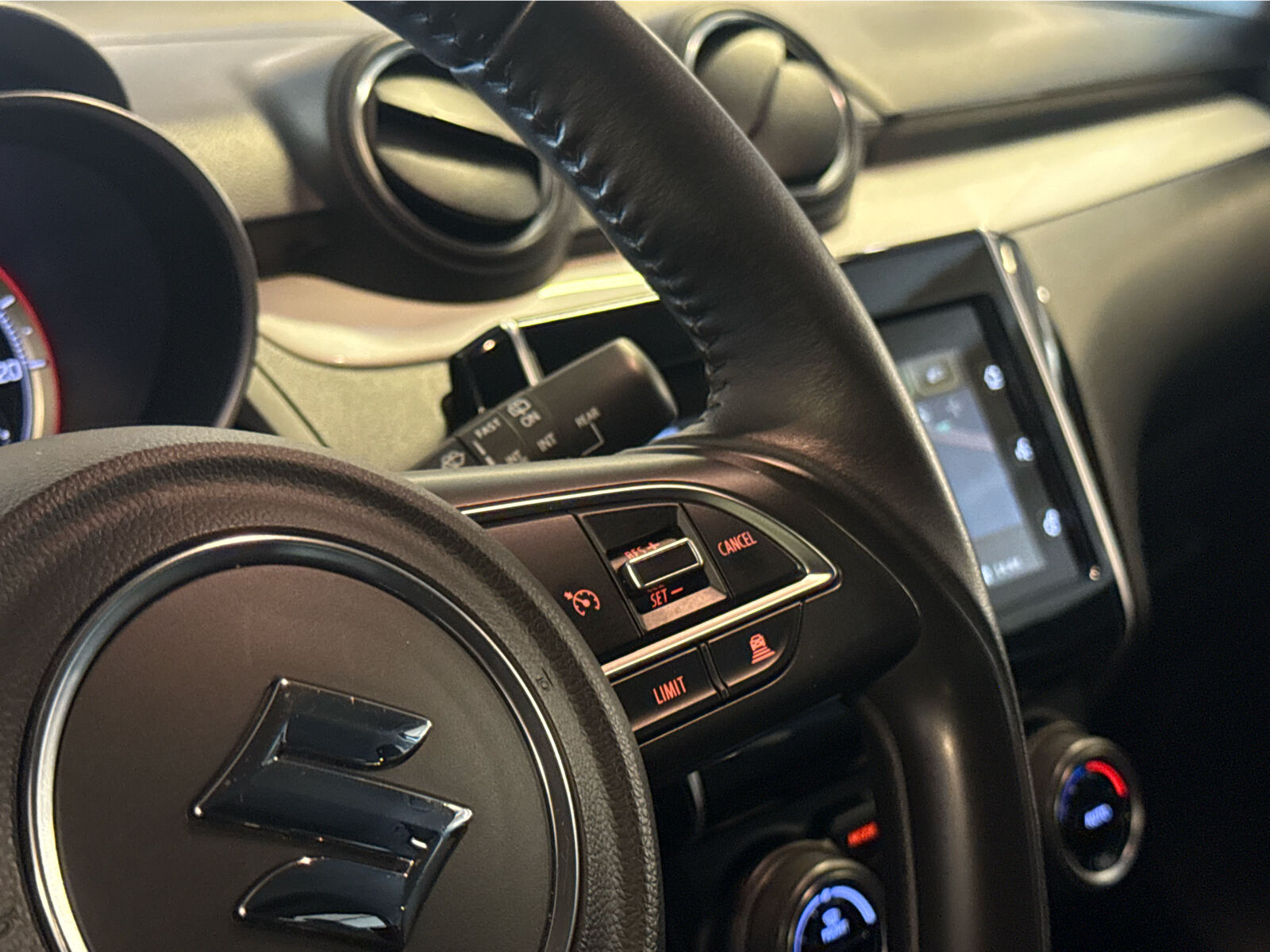 Billede af Suzuki Swift 1,0 Dualjet  Mild hybrid Exclusive Hit AEB 112HK 5d