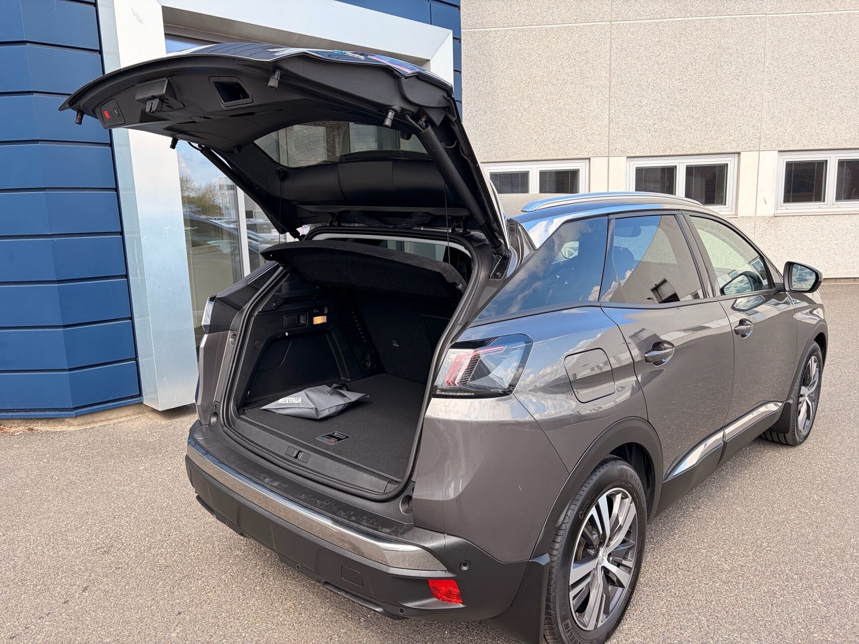Billede af Peugeot 3008 1,6 PureTech  Plugin-hybrid Allure Pack EAT8 225HK 5d 8g Aut.